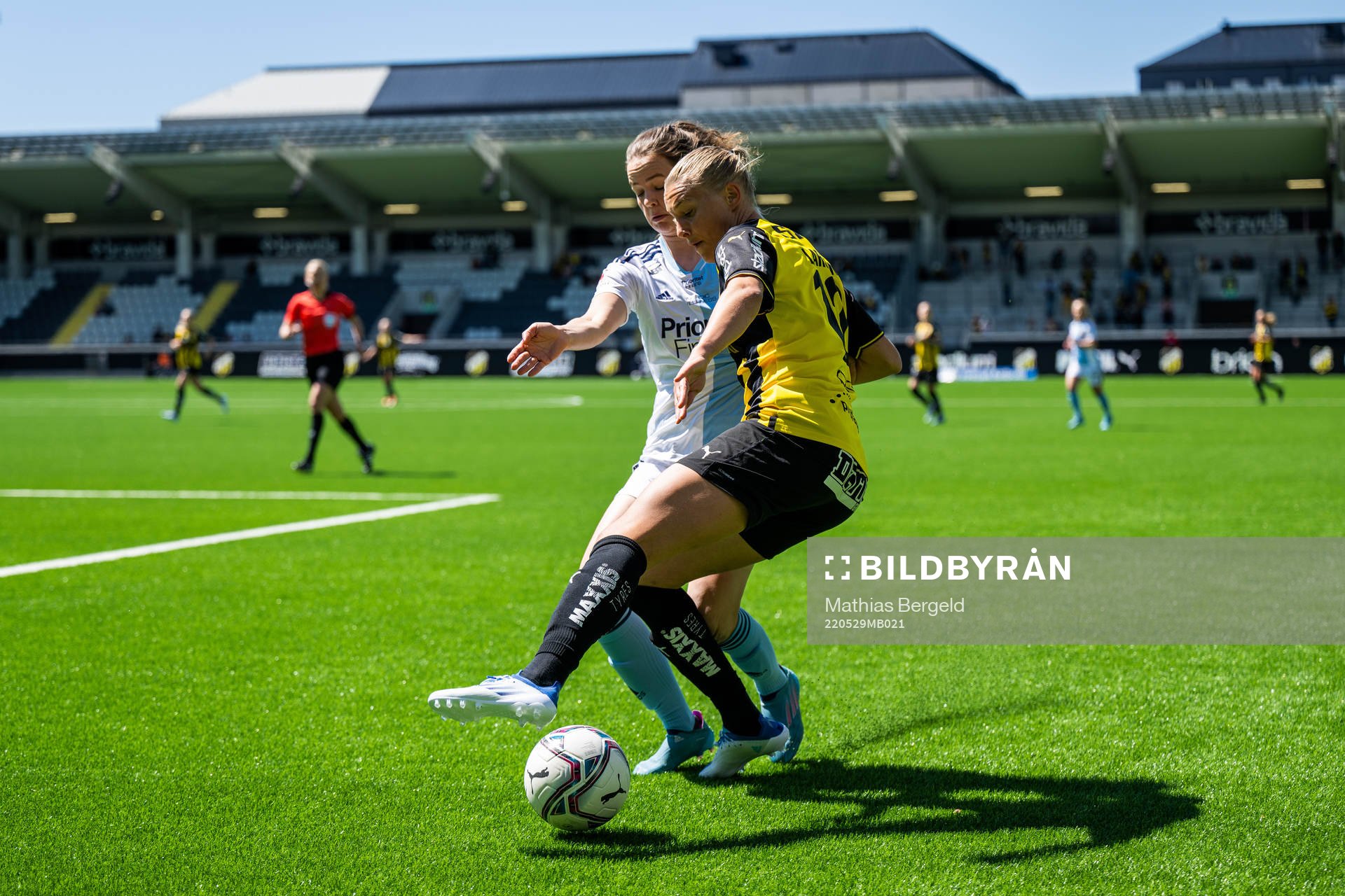 Djurgårdens Julia Walentowicz och Häckens Stine Larsen
