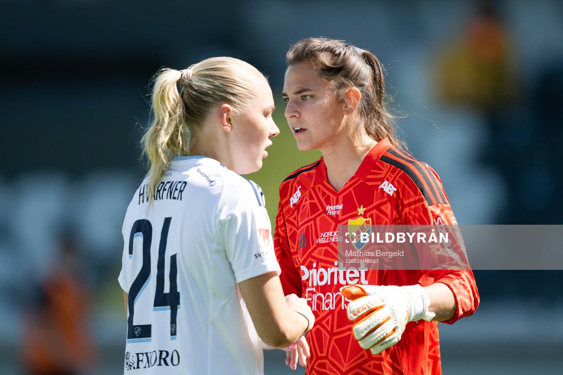 Djurgårdens Louise Hvarfner och målvakt Kelsey Daugherty efter fotbollsmatchen i Damallsvenskan mellan Häcken och Djurgården den 29 maj 2022 i Göteborg.