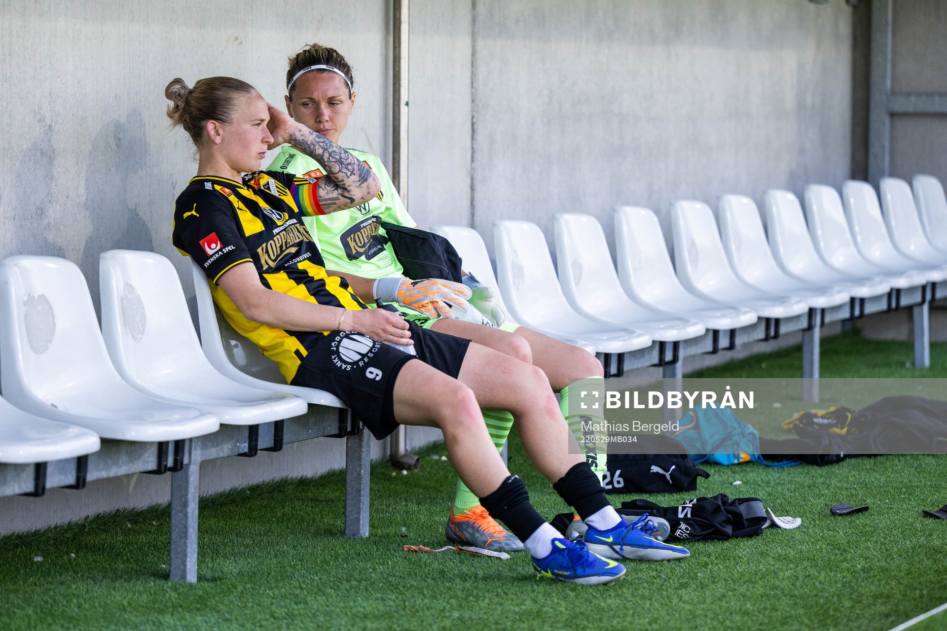 Häckens Filippa Curmark och målvakt Jennifer Falk deppar