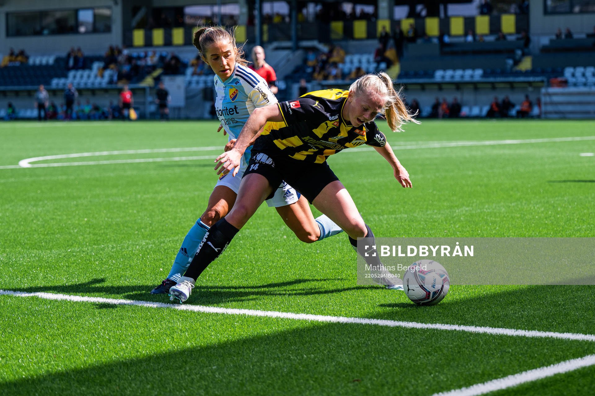 Djurgårdens Tilde Lindwall och Häckens Molly Johansson