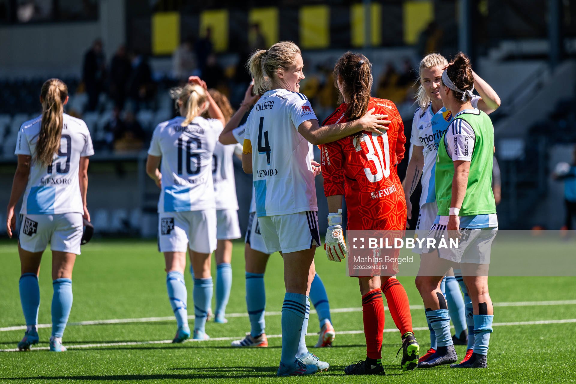 Djurgårdens Sanna Kullberg, målvakt Kelsey Daugherty, Emelie Lövgren och Hayley Dowd jublar efter fotbollsmatchen i Damallsvenskan mellan Häcken och Djurgården den 29 maj 2022 i Göteborg.
