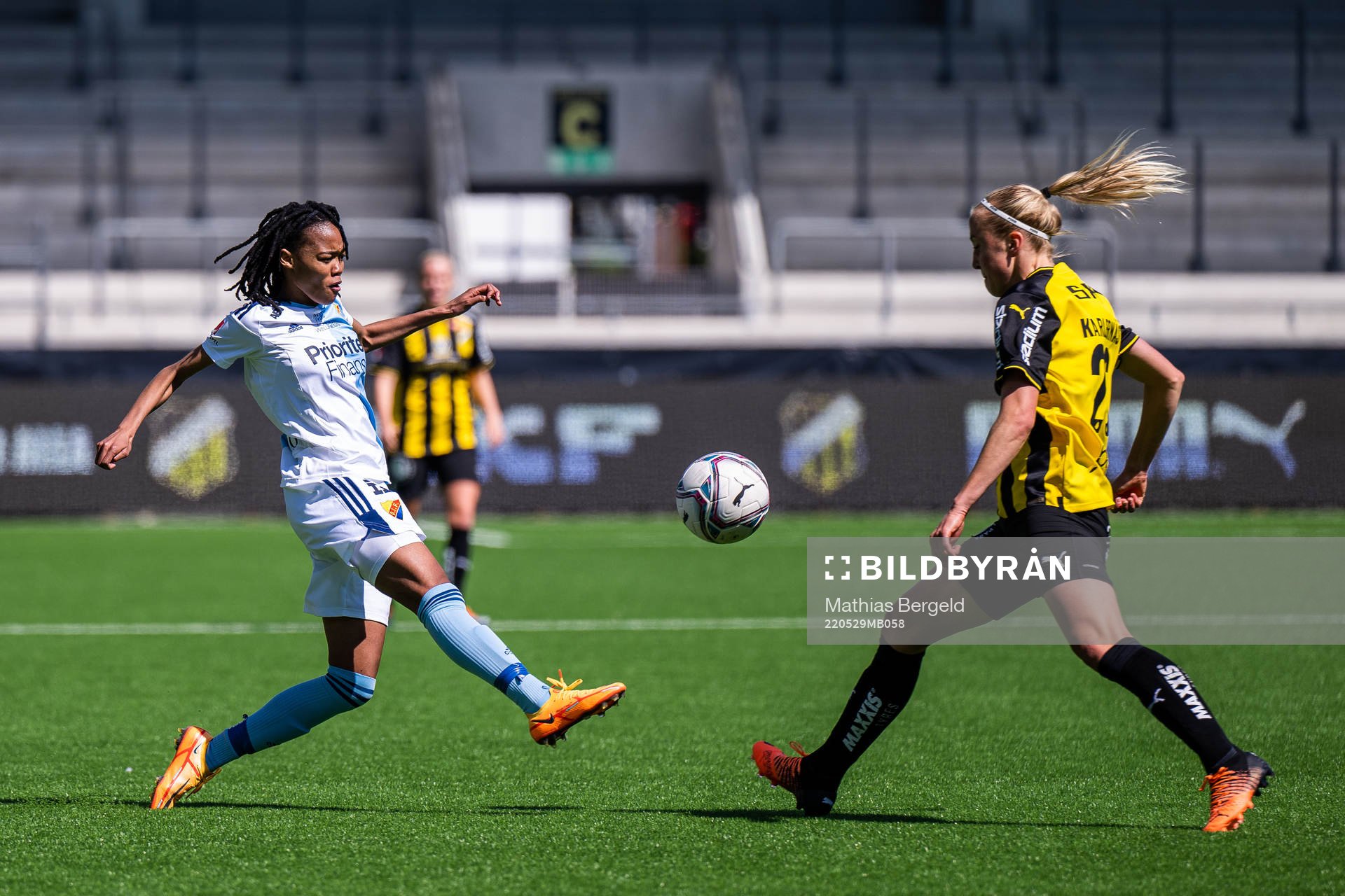 Djurgårdens Linda Maserame Motlhalo och Häckens Julia