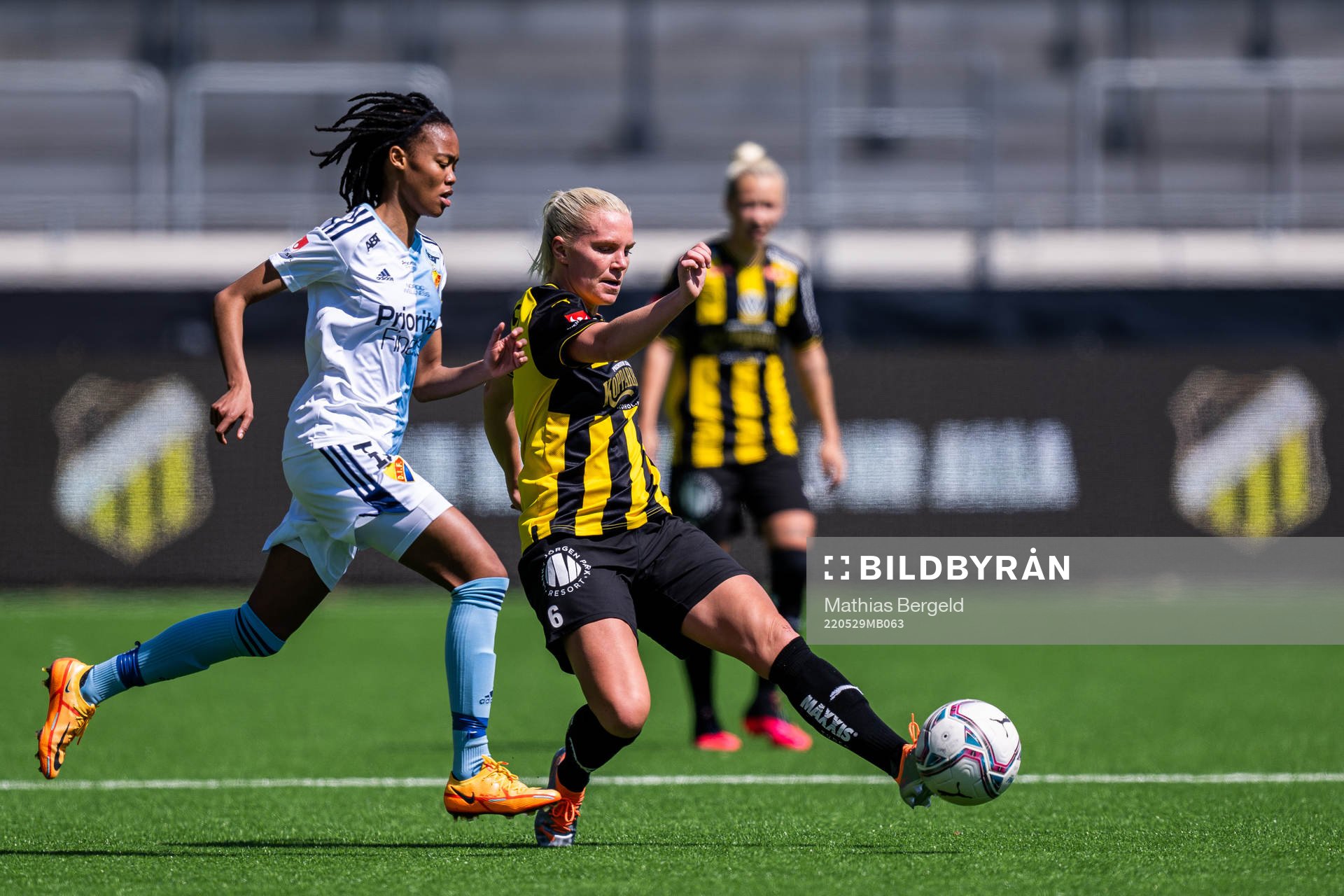 Djurgårdens Linda Maserame Motlhalo och Häckens Josefine