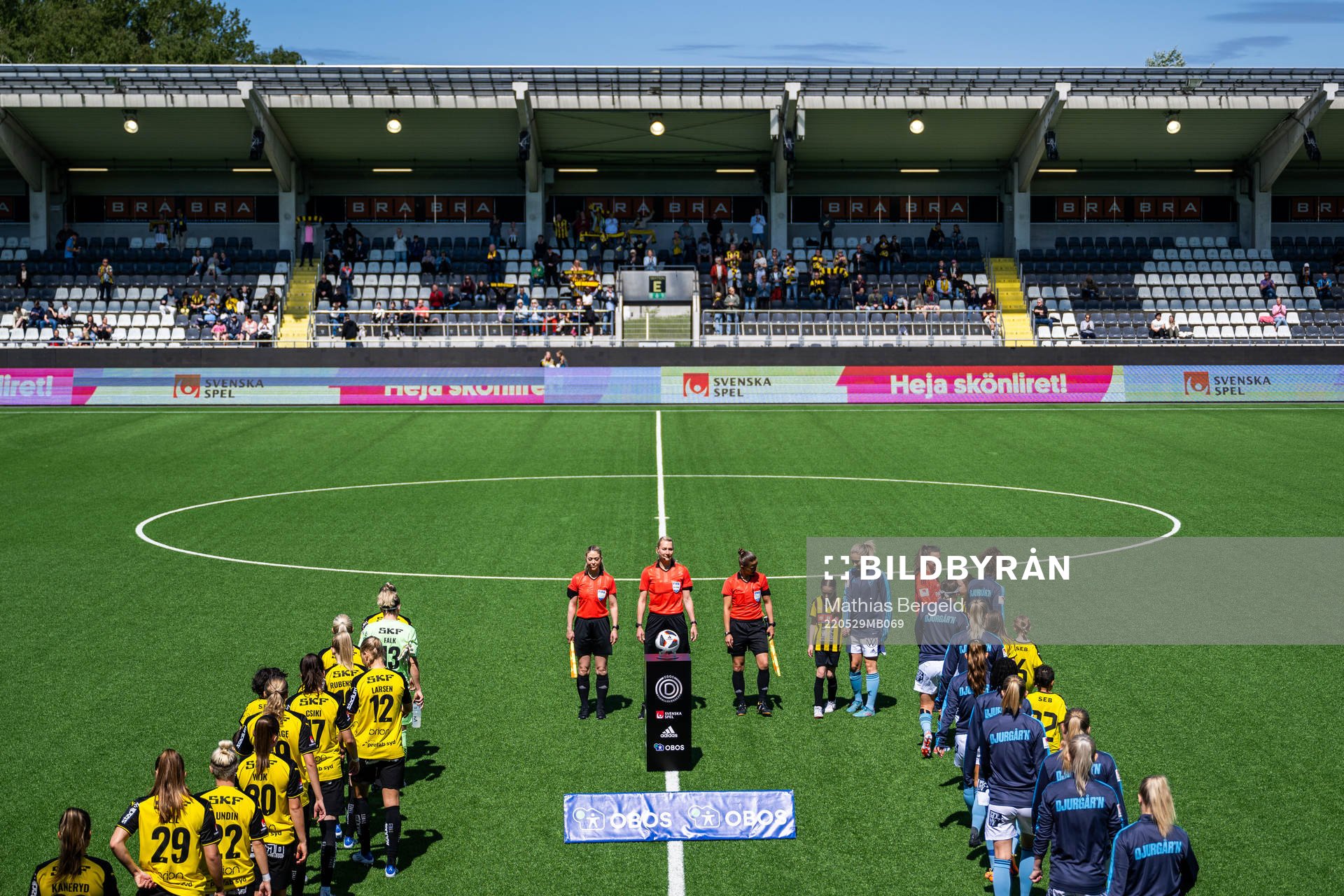 Häckens och Djurgårdens spelare gör entré
