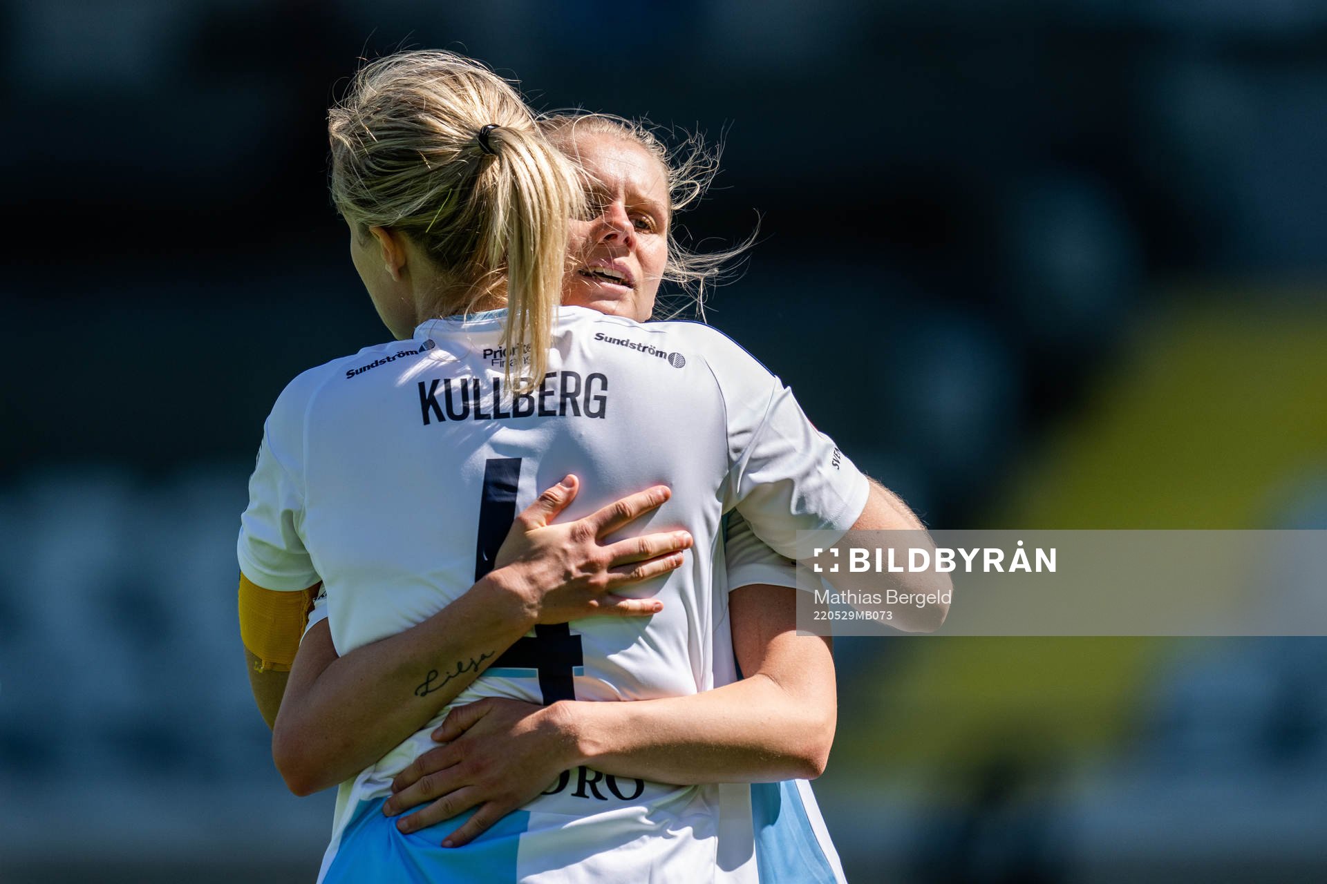 Djurgårdens Sanna Kullberg och Nellie Lilja jublar