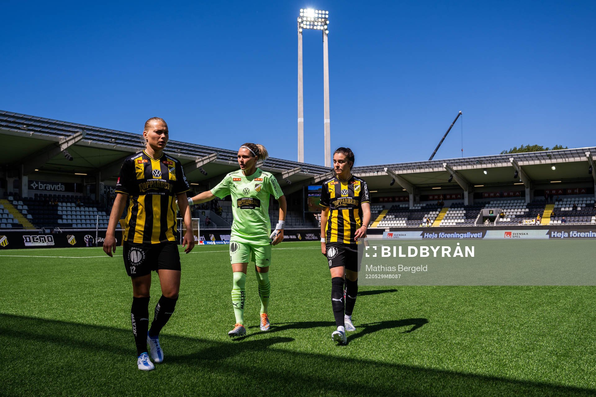 Häckens Stine Larsen, målvakt Jennifer Falk och Anna