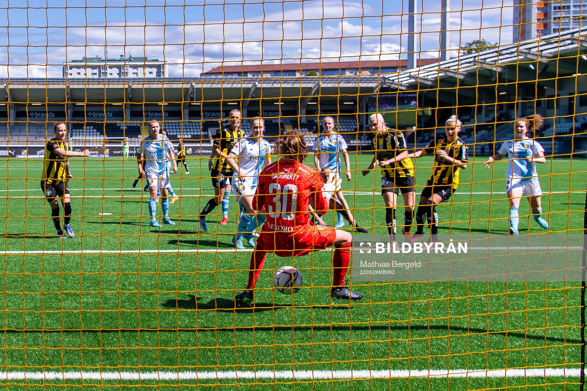 Djurgårdens målvakt Kelsey Daugherty räddar ett skott