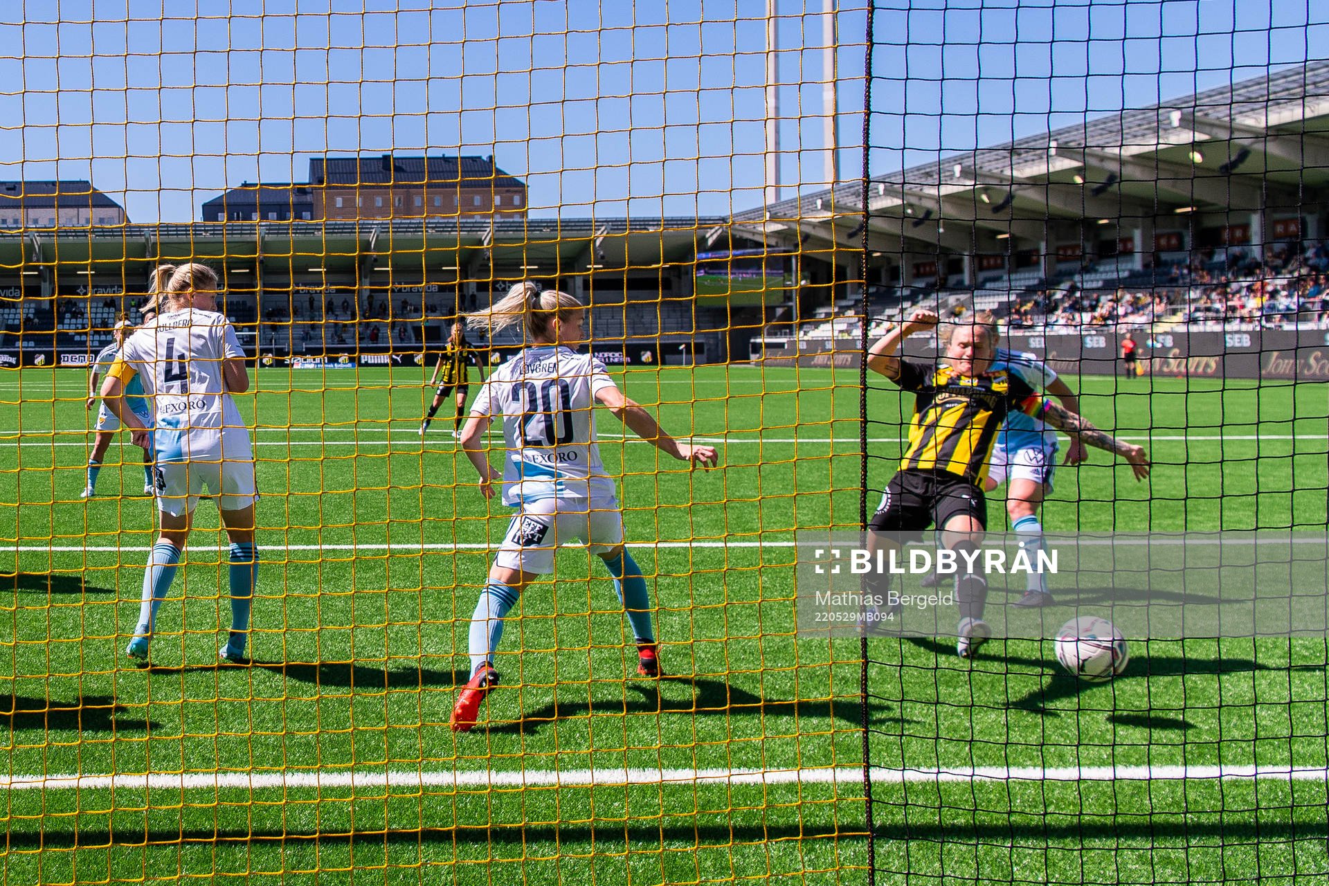 Djurgårdens Emelie Lövgren och Häckens Filippa Curmark