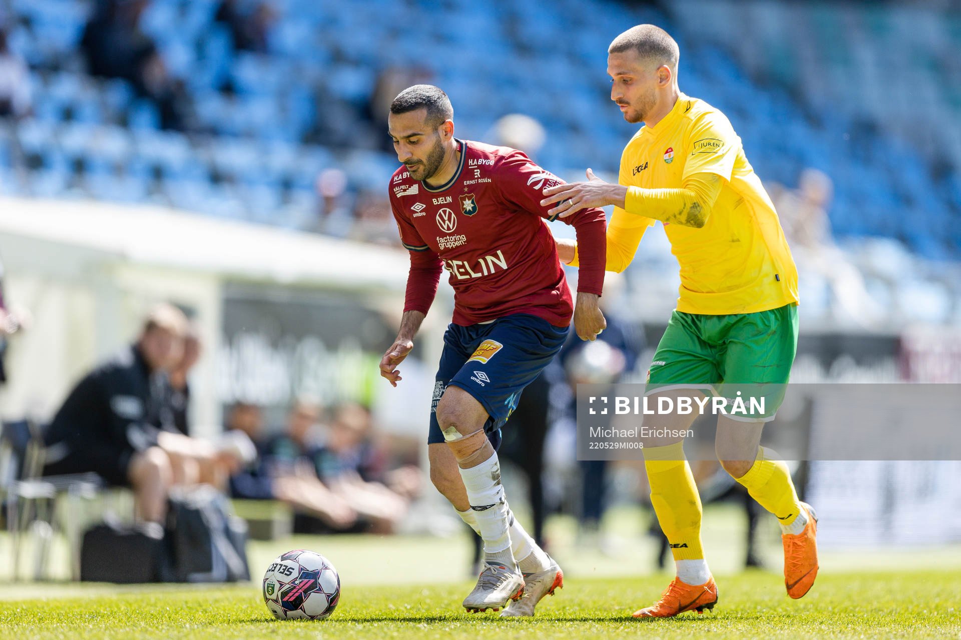 Örgrytes Sargon Abraham och Dalkurds Arian Kabashi under fotbollsmatchen i Superettan mellan Örgryte och Dalkurd den 29 maj 2022 i Göteborg.