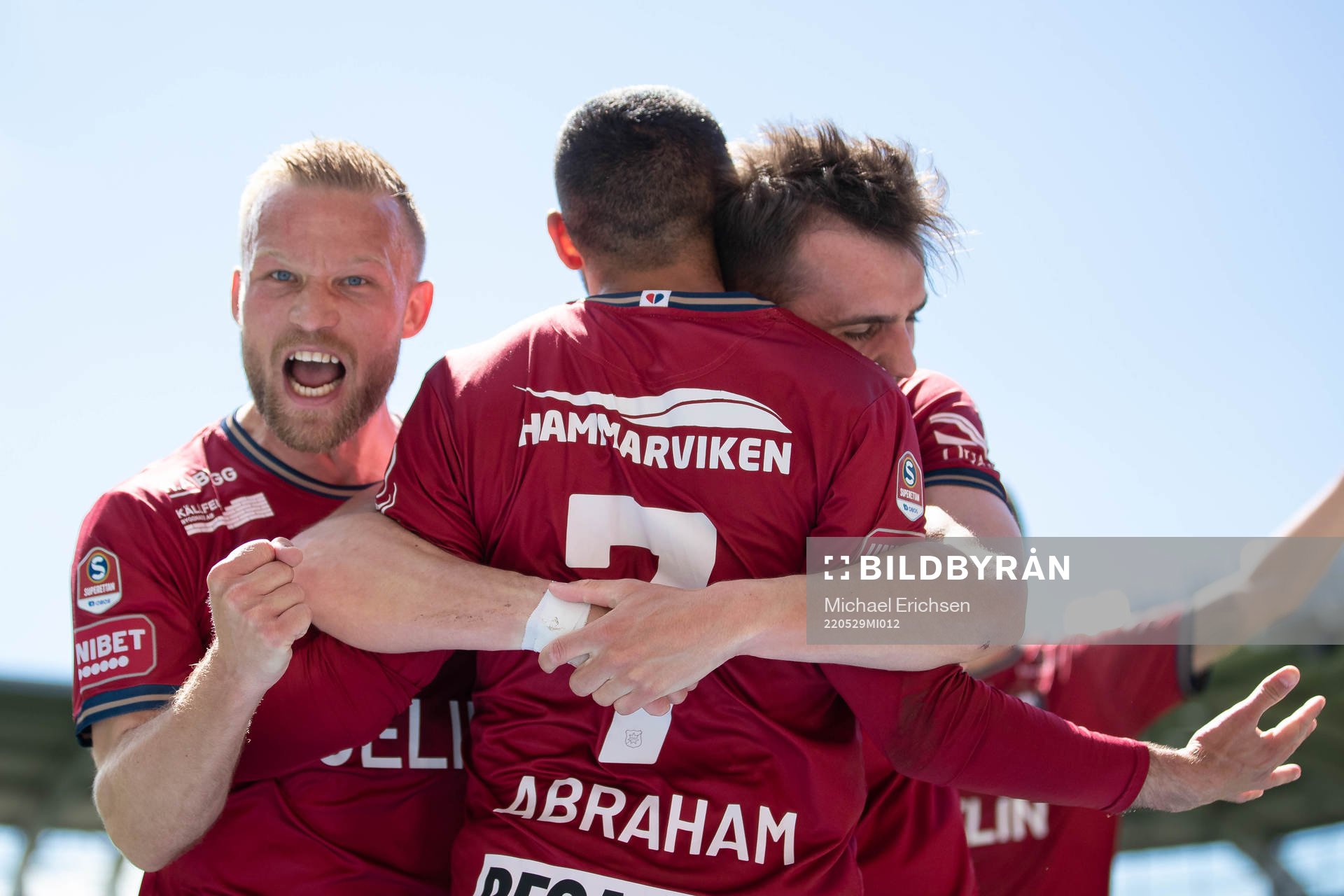 Örgrytes Sargon Abraham jublar med lagkamrater
