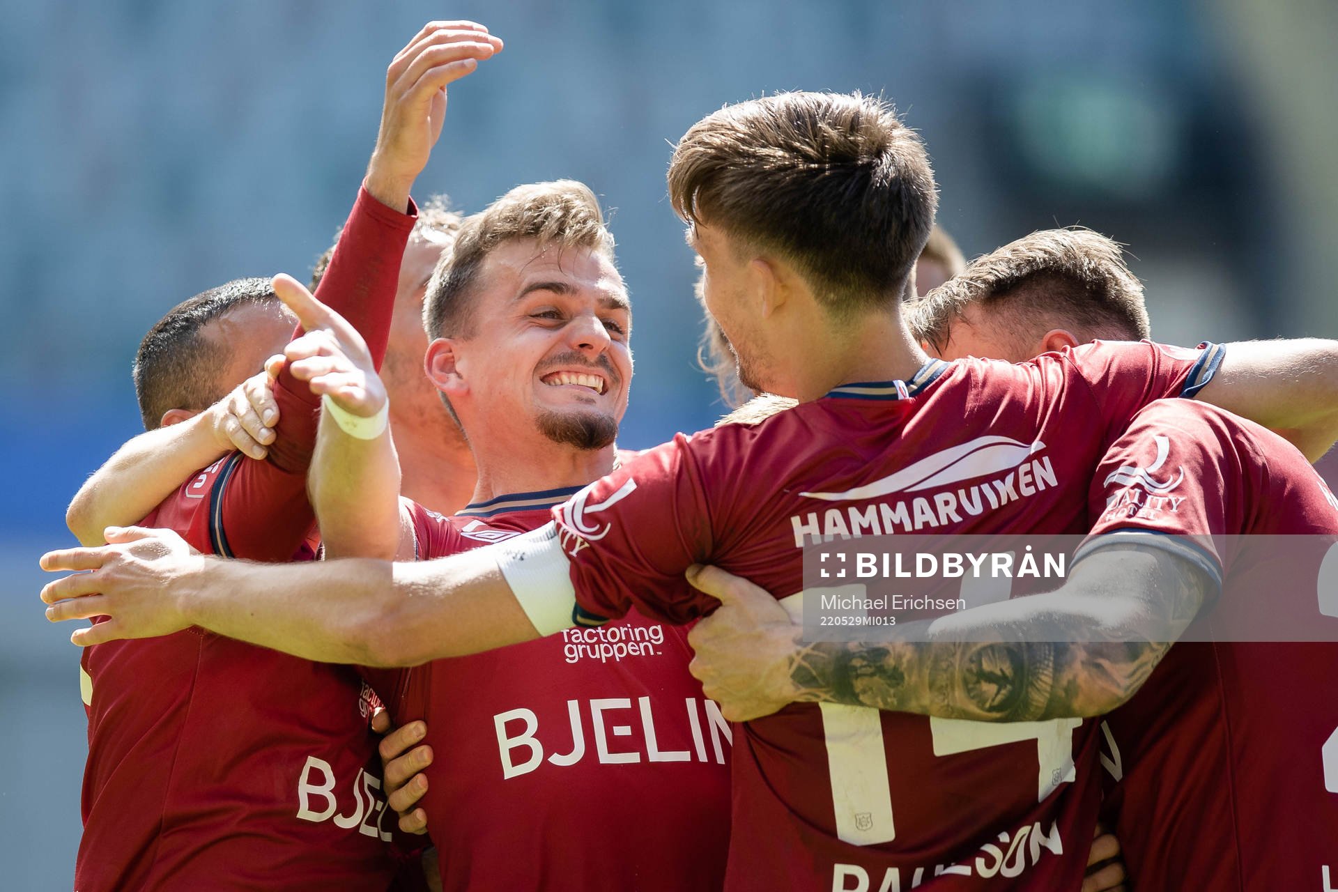 Örgrytes Ajdin Zeljkovic jublar med lagkamrater