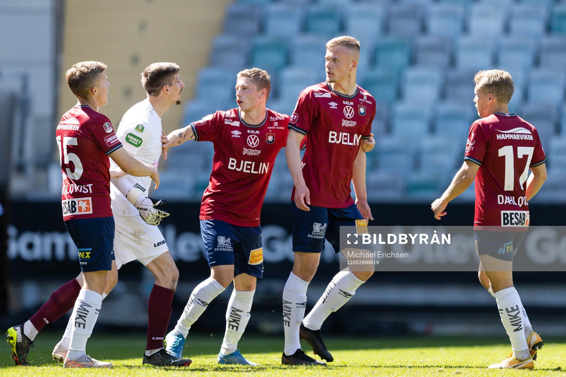 Dalkurds målvakt Bobby Allain i samtal med Örgrytes