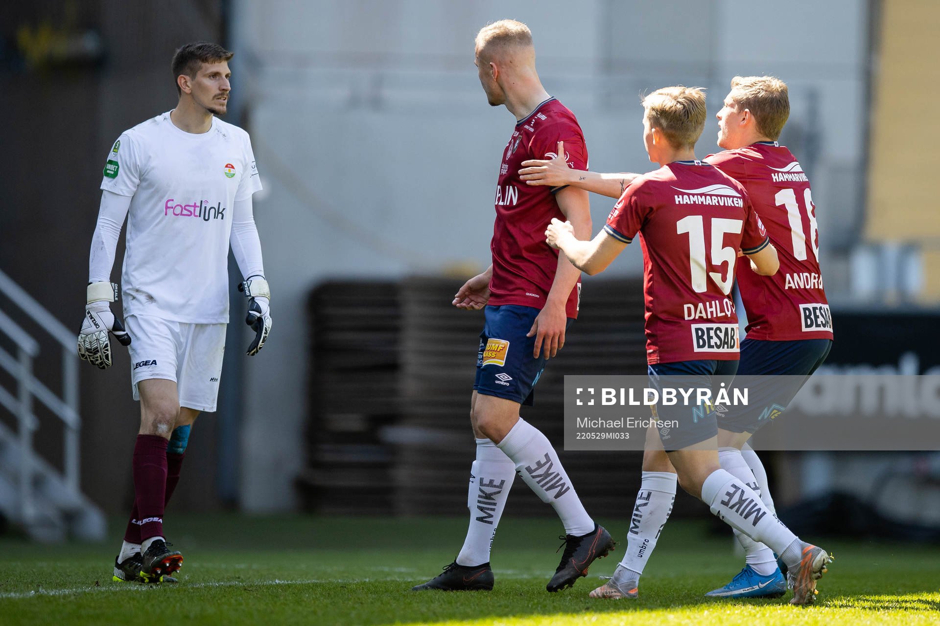Örgrytes Alexander Ahl Holmström och Dalkurds målvakt