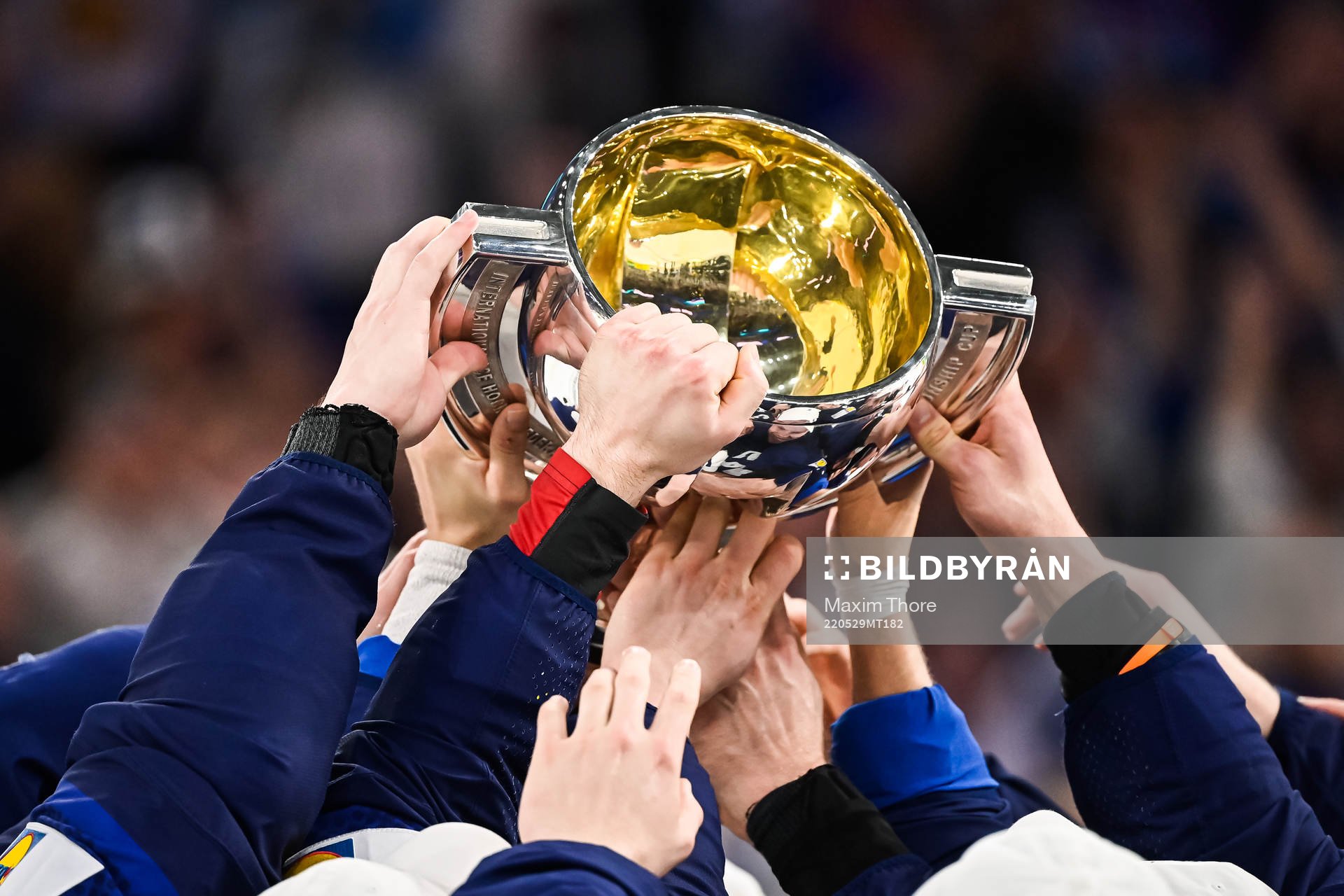Players of Finland celebrating with the cup