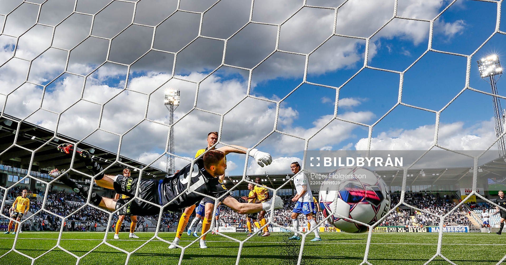 Elfsborgs målvakt Tim Rönning släpper in mål 1-2 av IFK