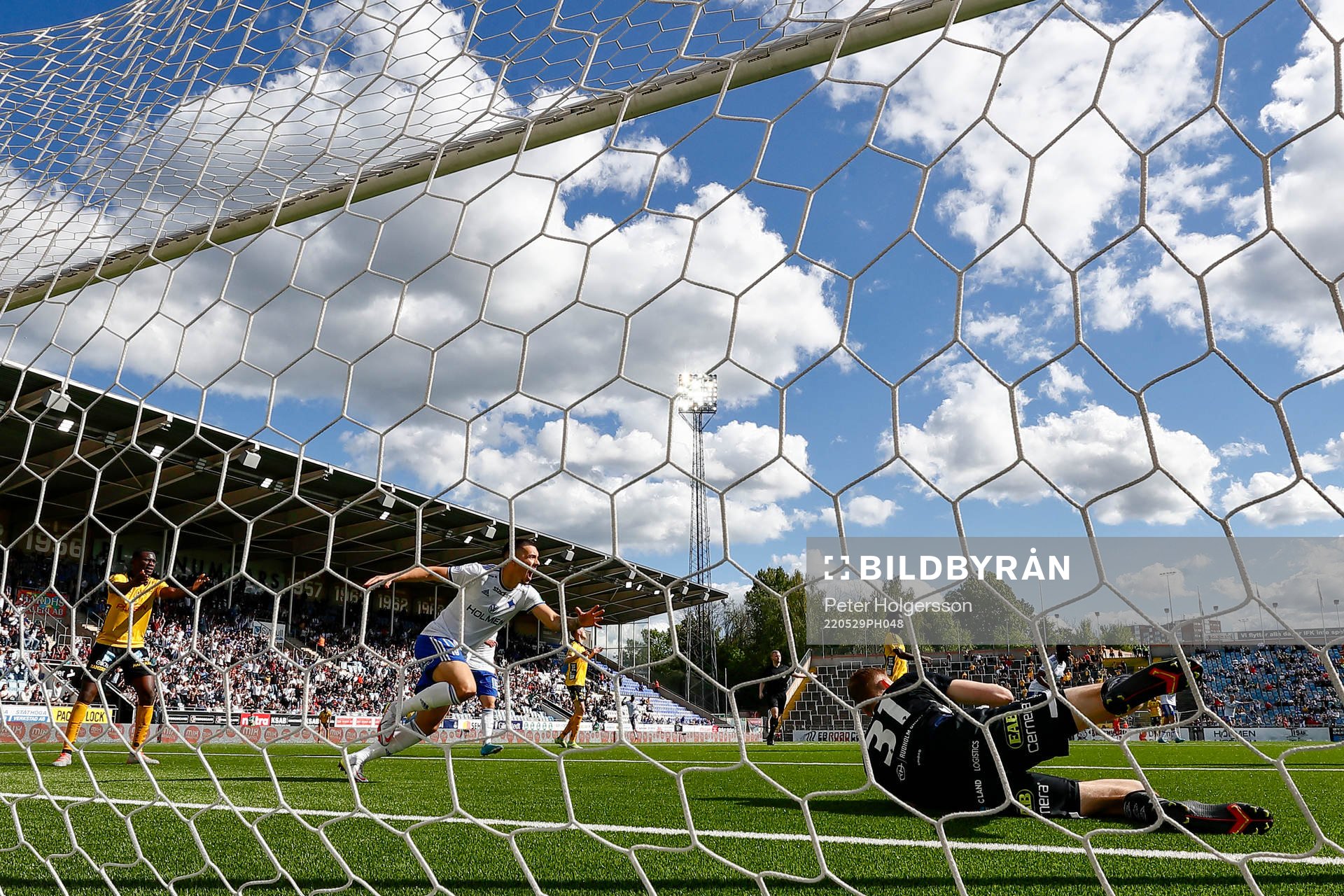 IFK Norrköpings Lucas Lima jublar efter mål 2-2 av IFK Norrköpings Christoffer Nyman förbi Elfsborgs målvakt Tim Rönning under fotbollsmatchen i Allsvenskan mellan IFK Norrköping och Elfsborg den 29 maj 2022 i Norrköping. 