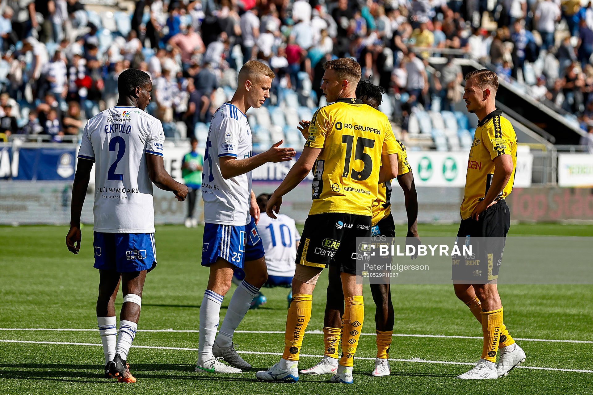Spelarna tackar varandra
