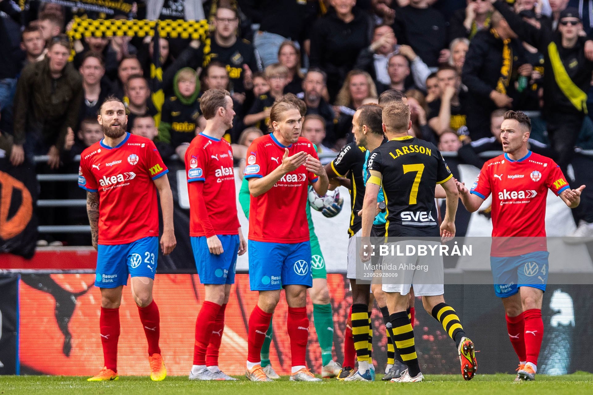 Helsingborgs Charlie Weberg i diskussion med domare Kaspar Sjöberg under fotbollsmatchen i Allsvenskan mellan Helsingborg och AIK den 29 maj 2022 i Helsingborg.