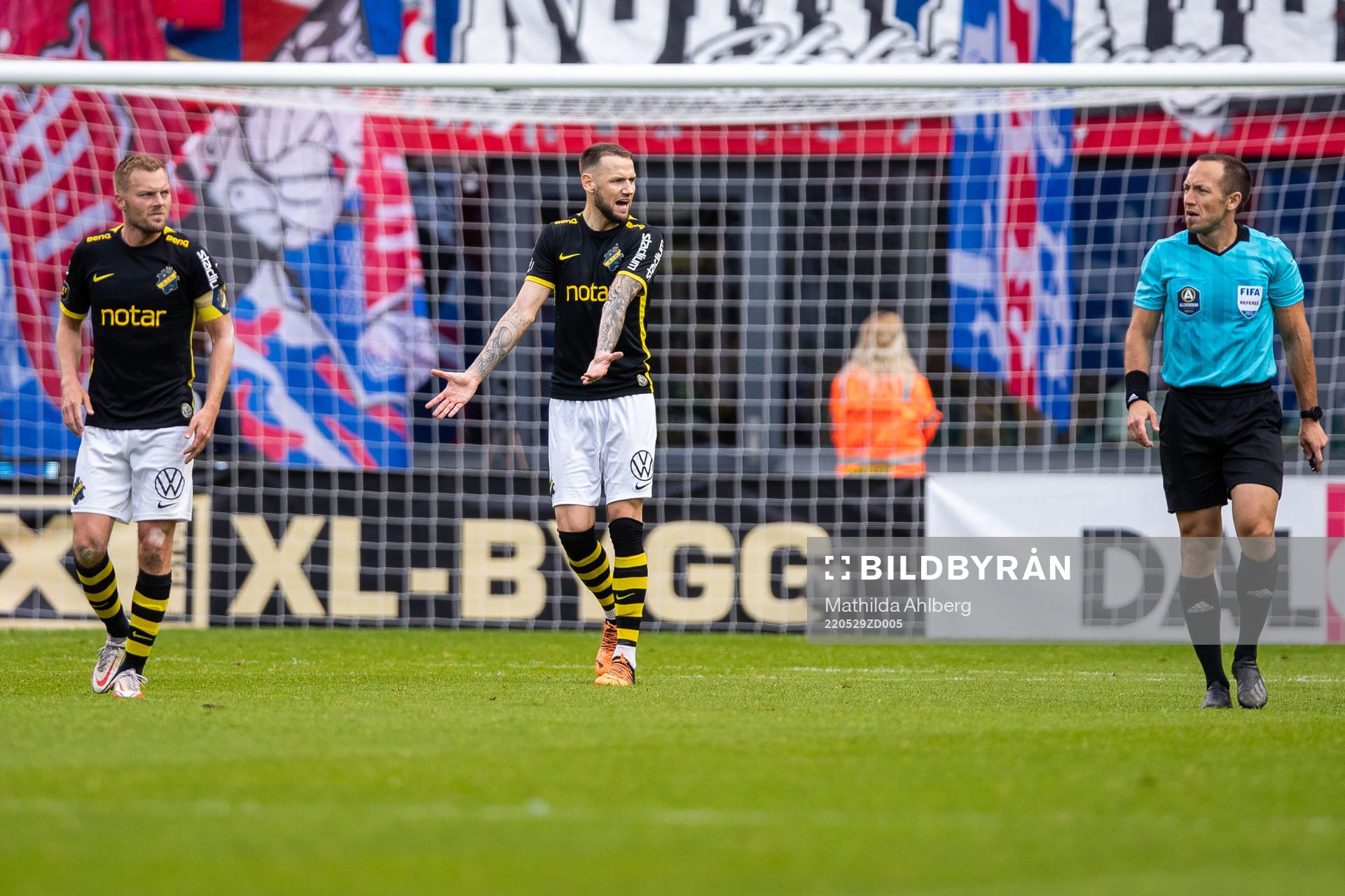 s Sebastian Larsson och Alexander Milosevic reagerar