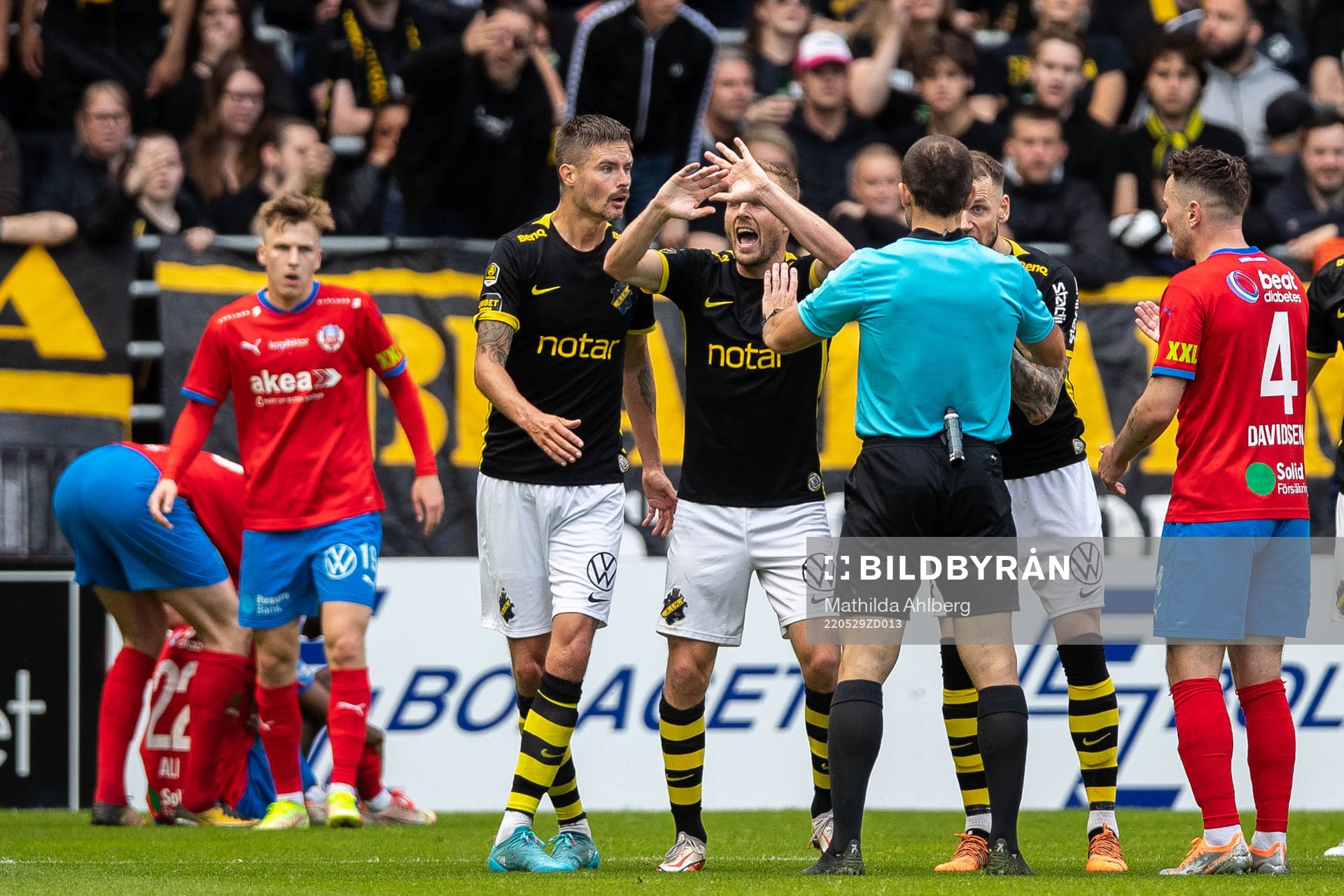 s Sebastian Larsson reagerar mot domare Kaspar Sjöberg