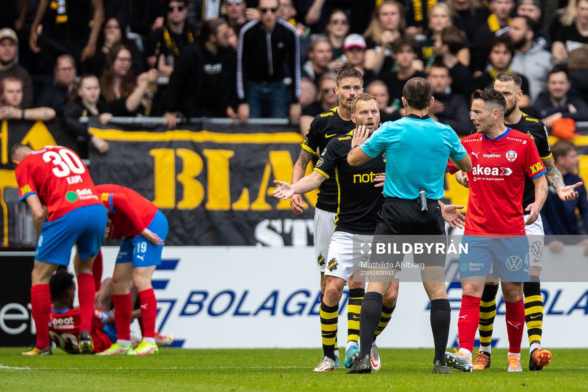 s Sebastian Larsson reagerar mot domare Kaspar Sjöberg