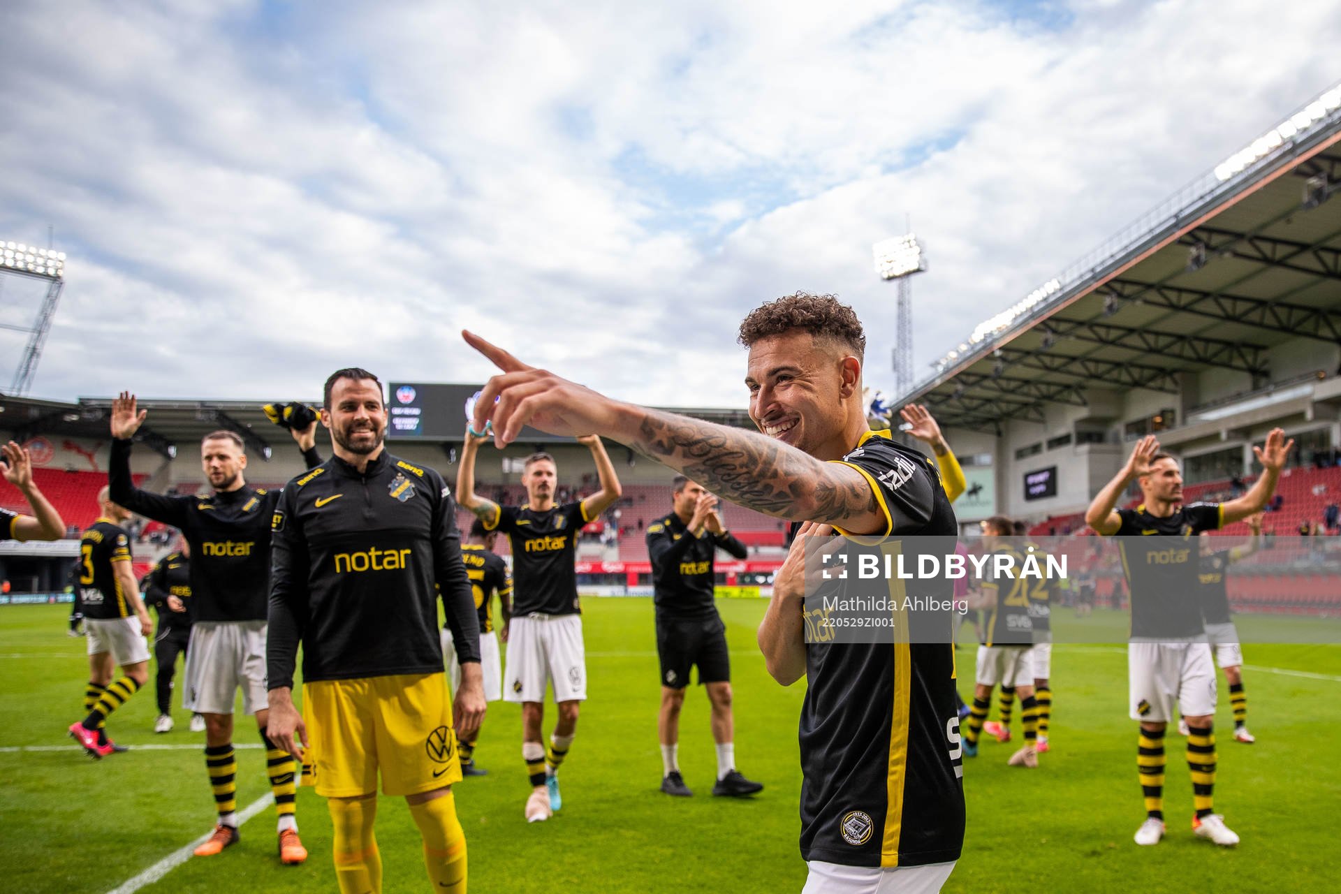 AIK:s Jordan Larsson jublar efter fotbollsmatchen i Allsvenskan mellan Helsingborg och AIK den 29 maj 2022 i Helsingborg. 