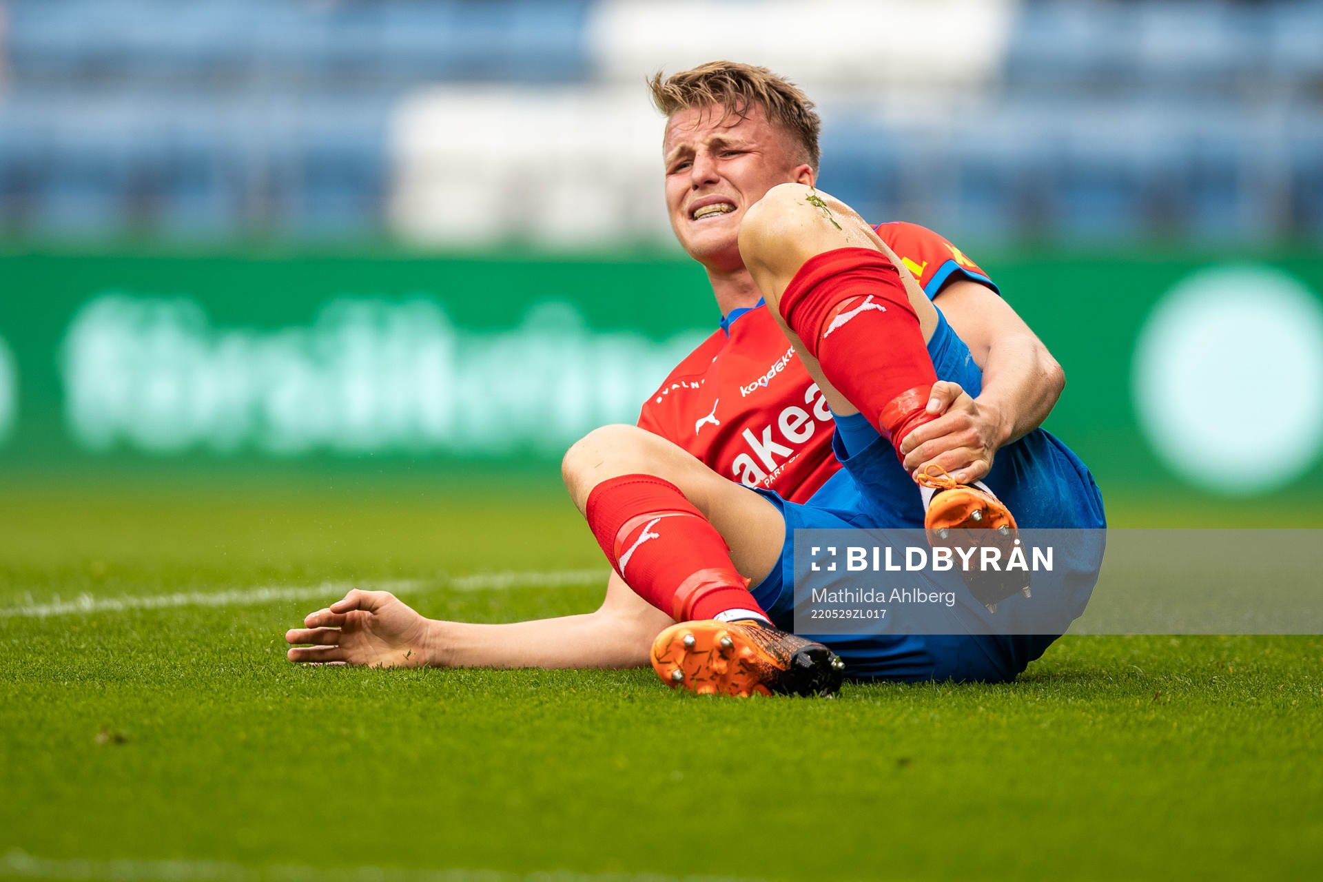 Helsingborgs Casper Widell har ont under fotbollsmatchen i Allsvenskan mellan Helsingborg och AIK den 29 maj 2022 i Helsingborg. 