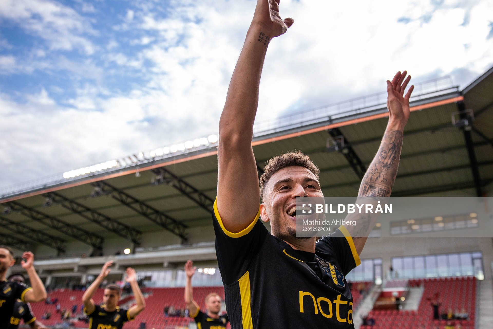 AIK:s Jordan Larsson jublar efter fotbollsmatchen i Allsvenskan mellan Helsingborg och AIK den 29 maj 2022 i Helsingborg. 