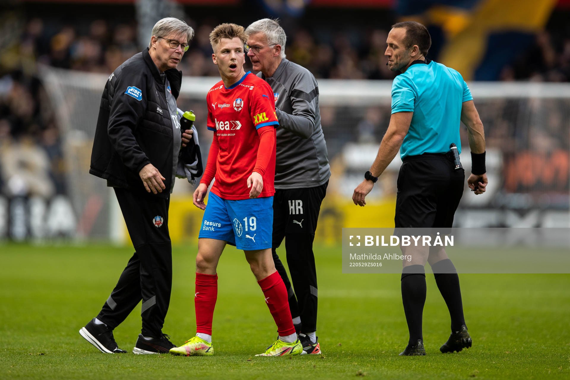 Helsingborgs Lucas Lingman och domare Kaspar Sjöberg