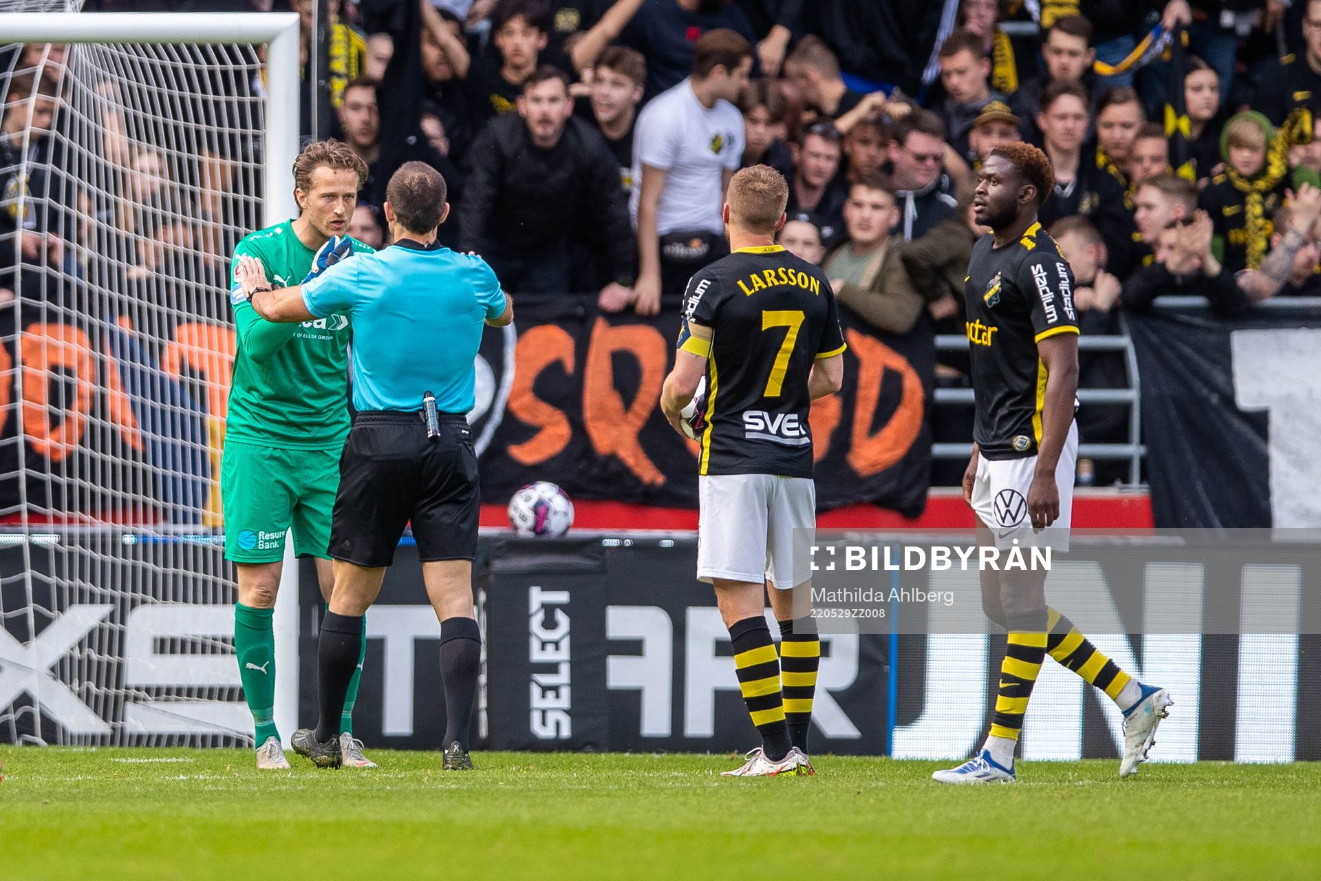 Helsingborgs målvakt Anders Lindegaard i diskussion med domare Kaspar Sjöberg under fotbollsmatchen i Allsvenskan mellan Helsingborg och AIK den 29 maj 2022 i Helsingborg.
