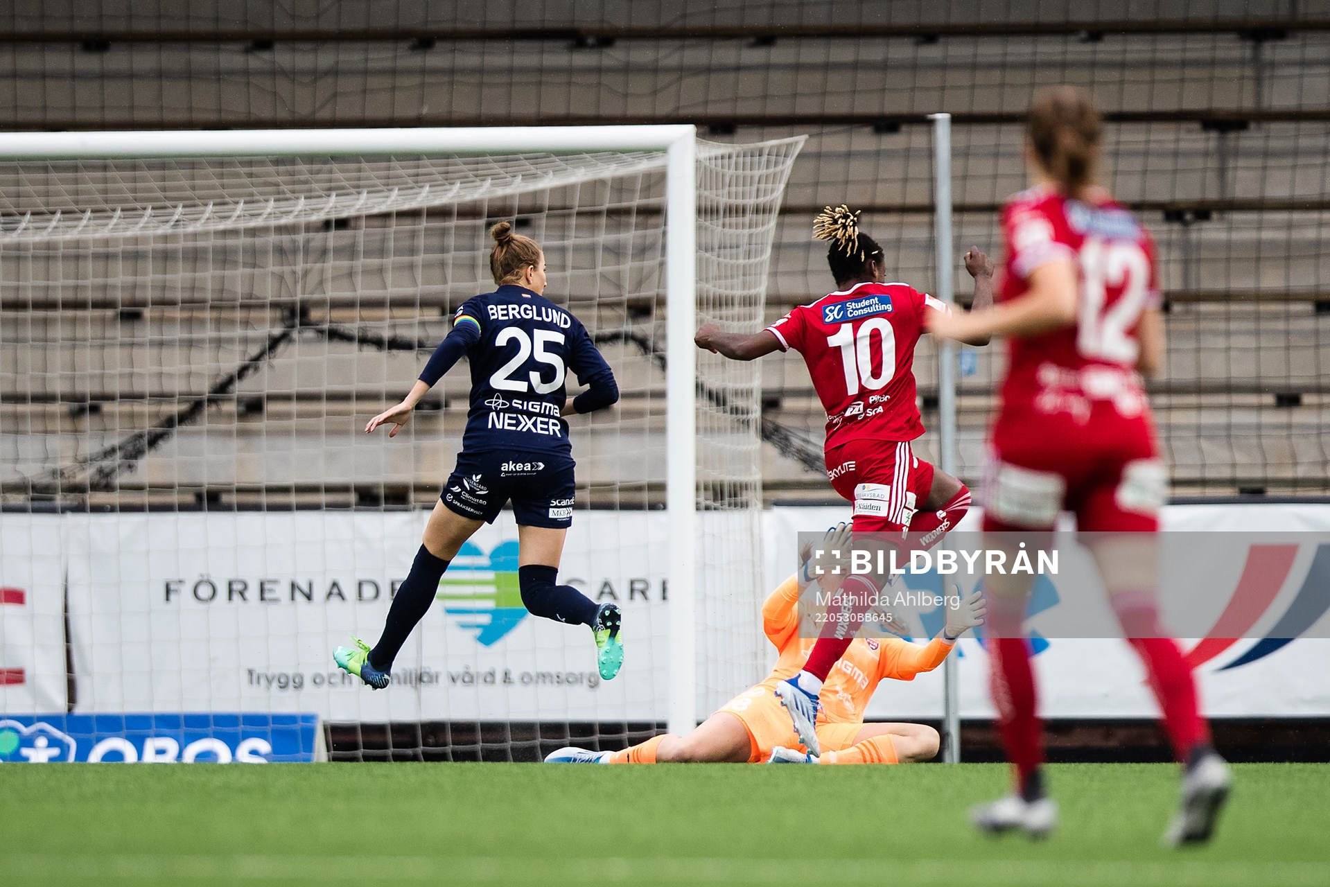 FC Rosengårds Emma Berglund och målvakt Teagan Micah mot