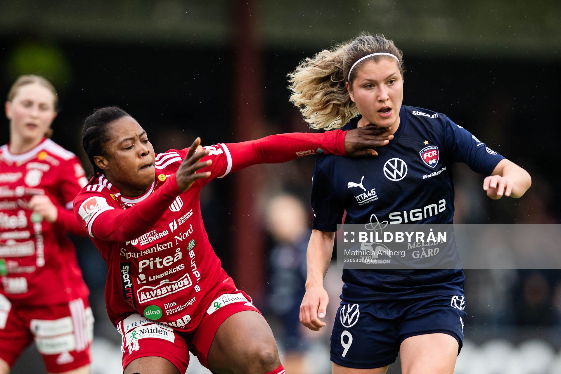 Piteås Faith Ikidi Michael och FC Rosengårds Loreta Kullashi under fotbollsmatchen i Damallsvenskan mellan FC Rosengård och Piteå den 30 maj 2022 i Malmö.