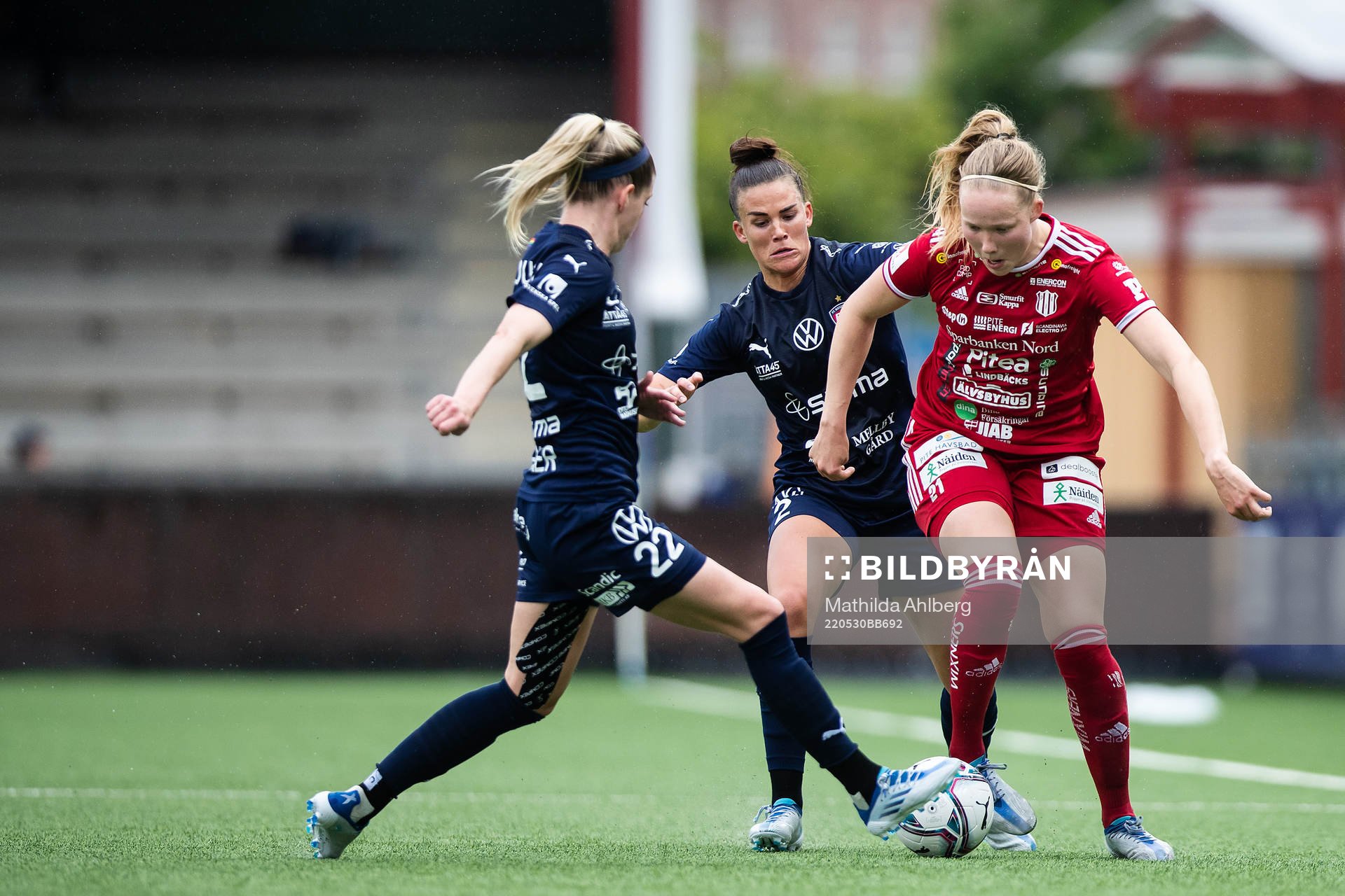 FC Rosengårds Olivia Schough och Katrine Veje mot Piteås