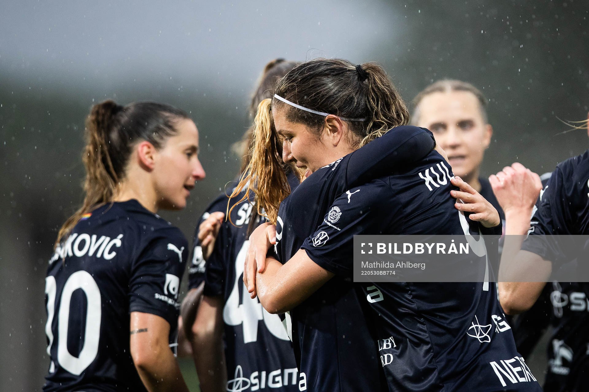 FC Rosengårds Loreta Kullashi jublar