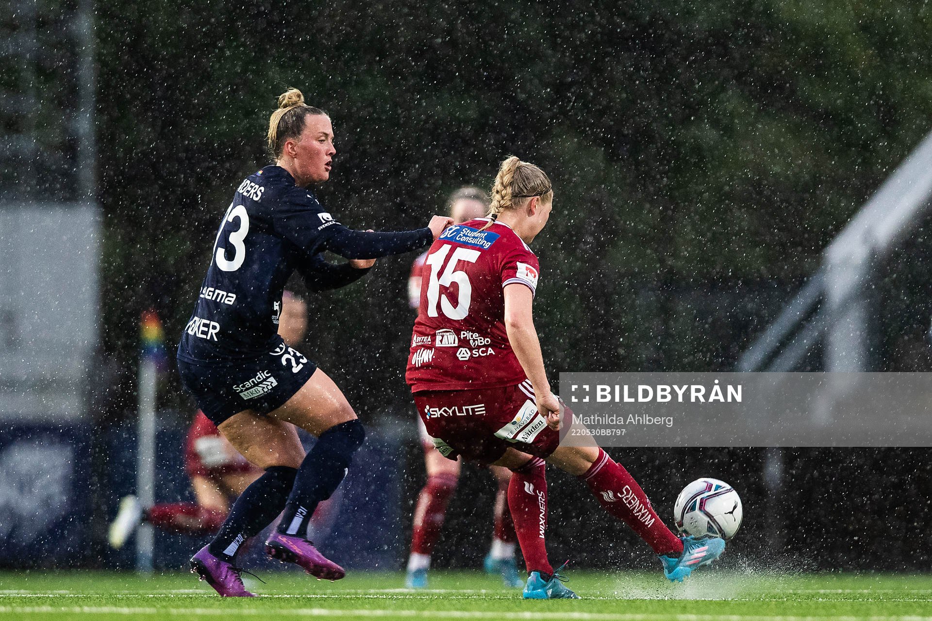FC Rosengårds Stefanie Sanders och Piteås Ellen Löfqvist
