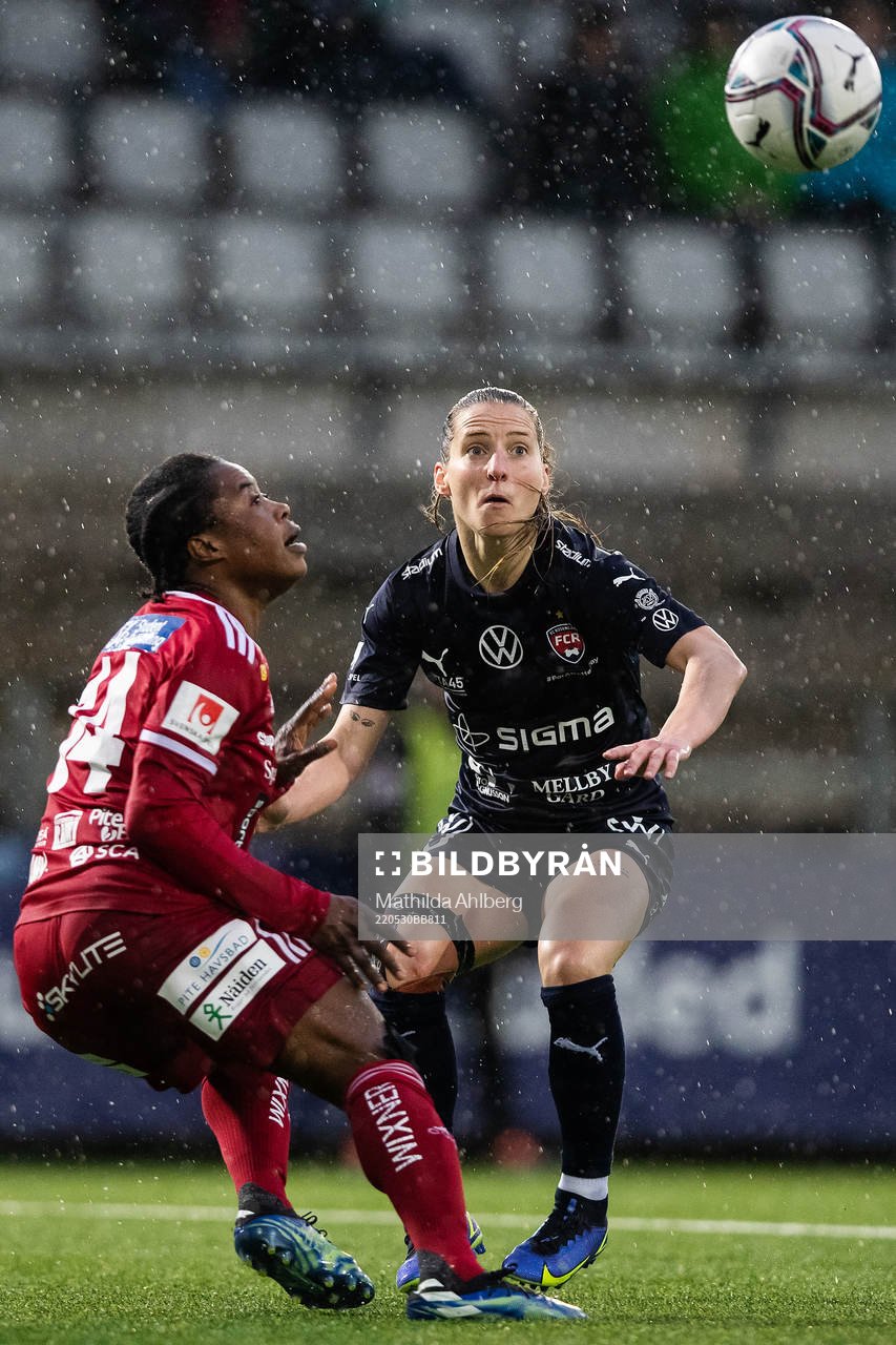 FC Rosengårds Jelena Cankovic och Piteås Faith Ikidi