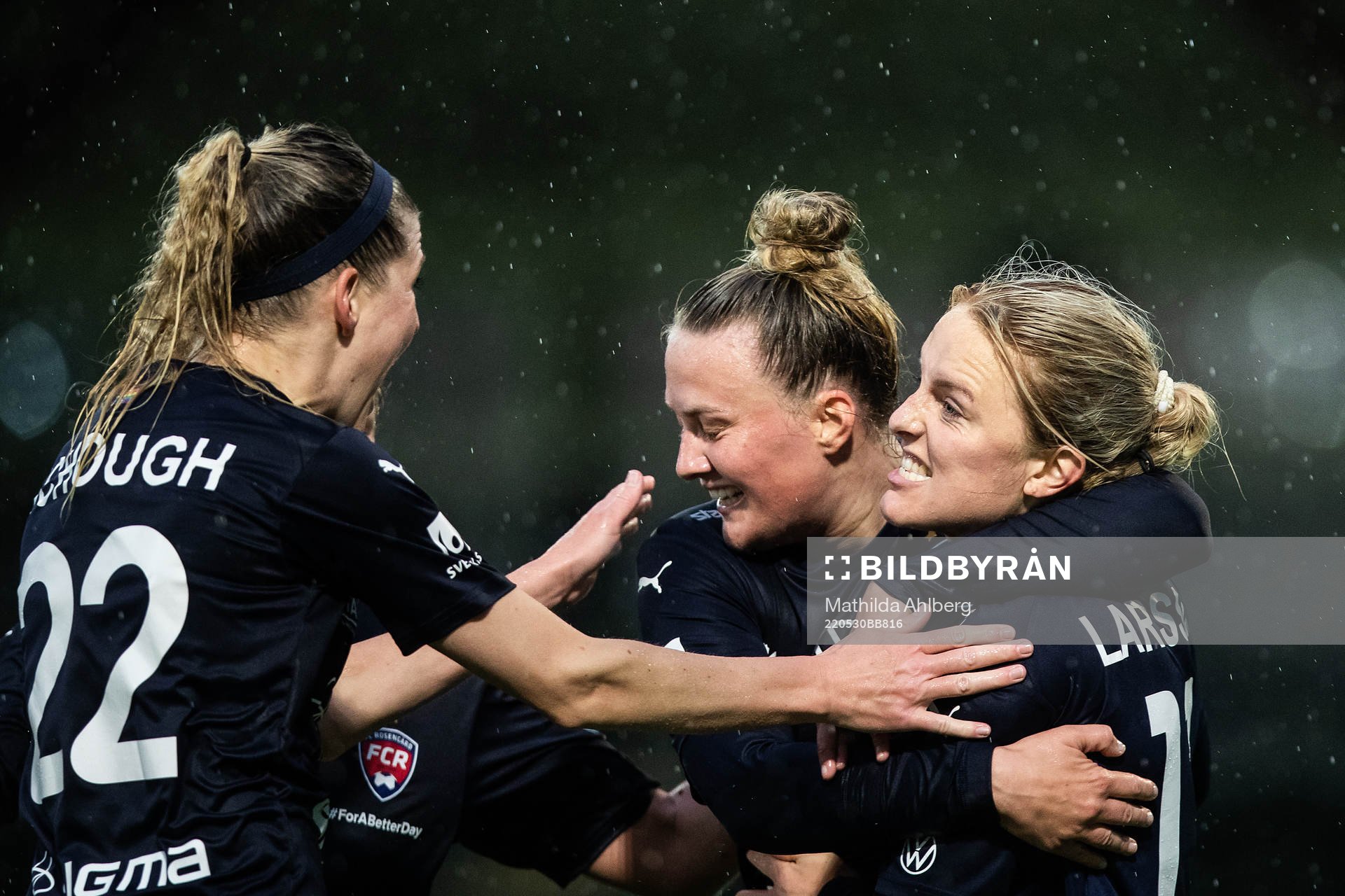 FC Rosengårds Stefanie Sanders och Mimmi Larsson  jublar