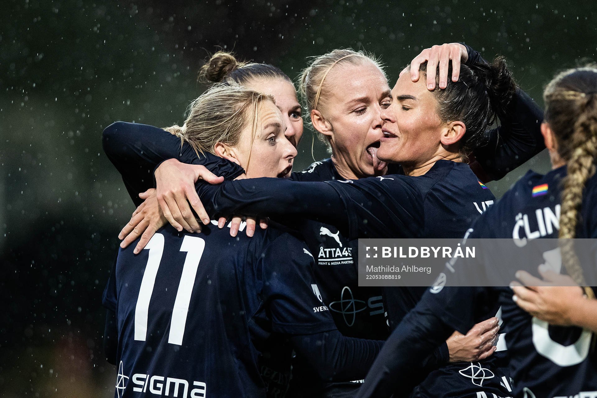 FC Rosengårds Caroline Seger och Katrine Veje jublar