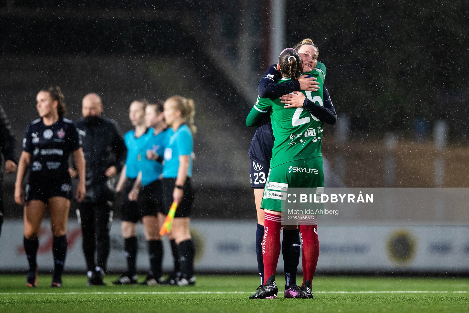 FC Rosengårds Stefanie Sanders och Piteås målvakt Amanda
