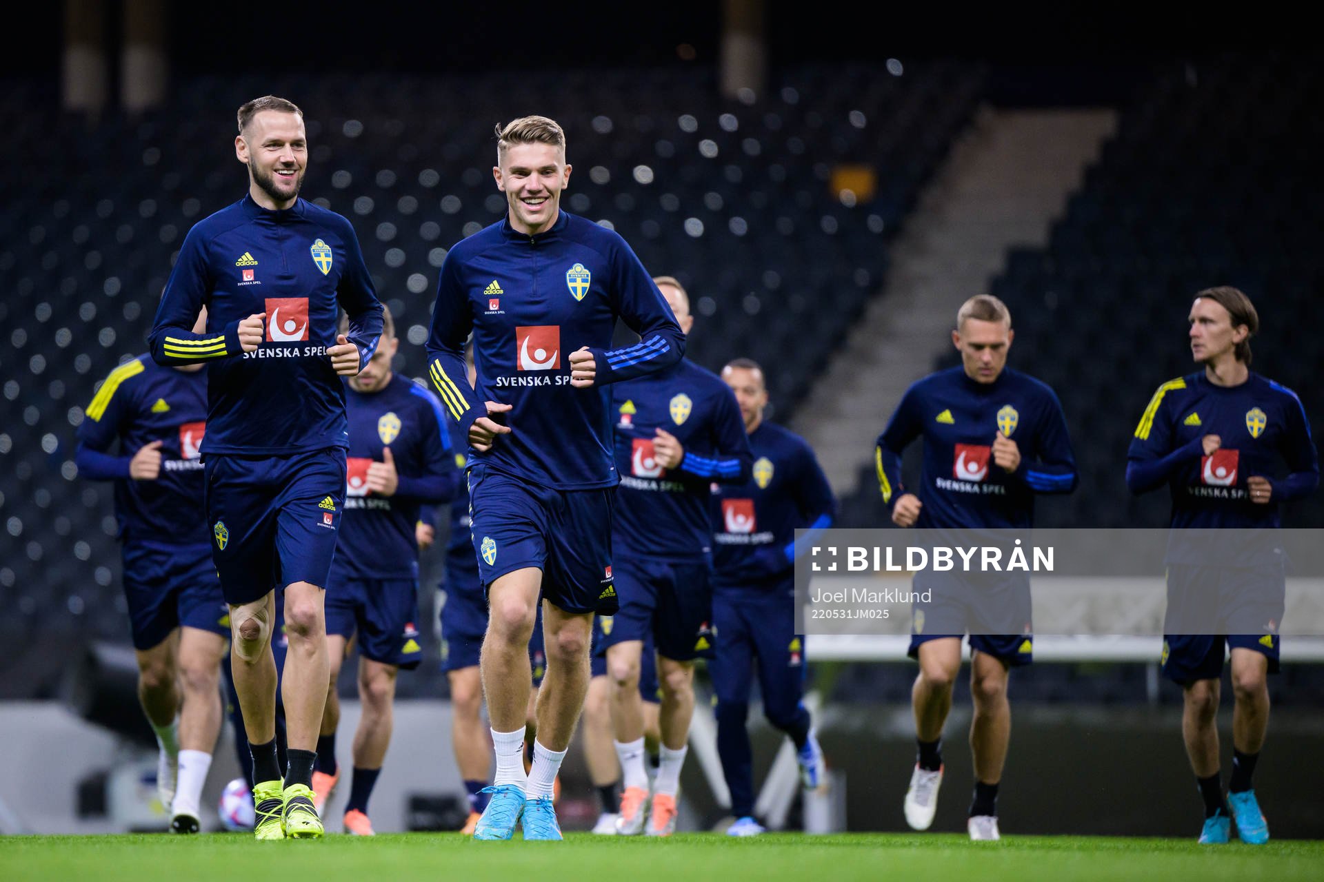 Alexander Milosevic and Viktor Gyökeres of the Swedish