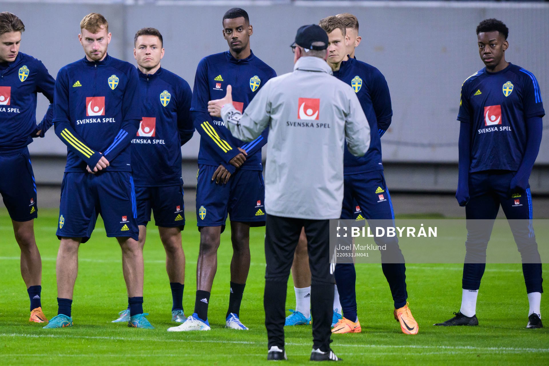 Dejan Kulusevski, Kerim Mrabti, Alexander Isak, Viktor Claesson and Anthony Elanga listen to head coach Janne Andersson of the Swedish national football team during a training session on May 31, 2022 in Stockholm.