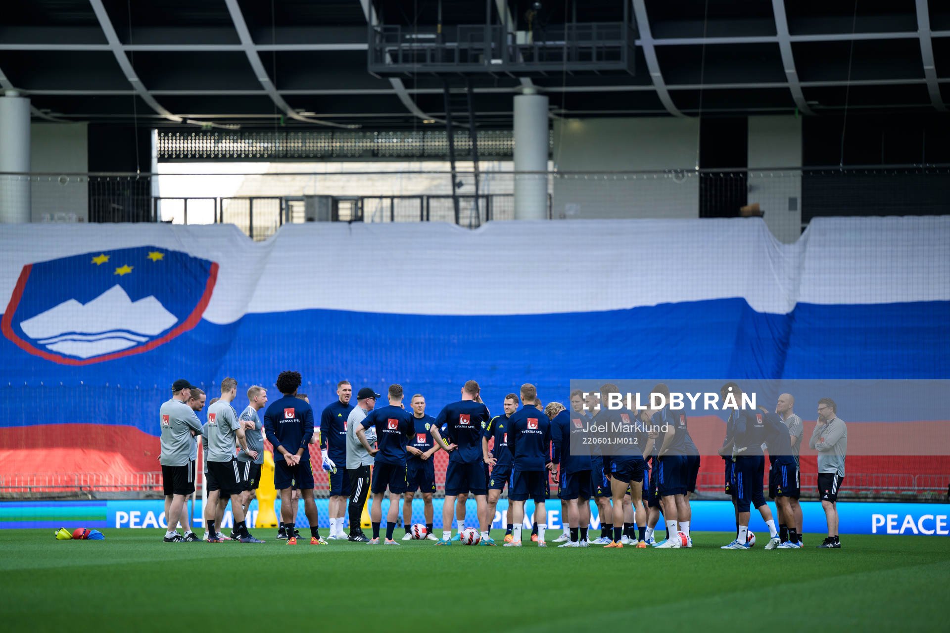 Head coach Janne Andersson talks to players of the Swedish