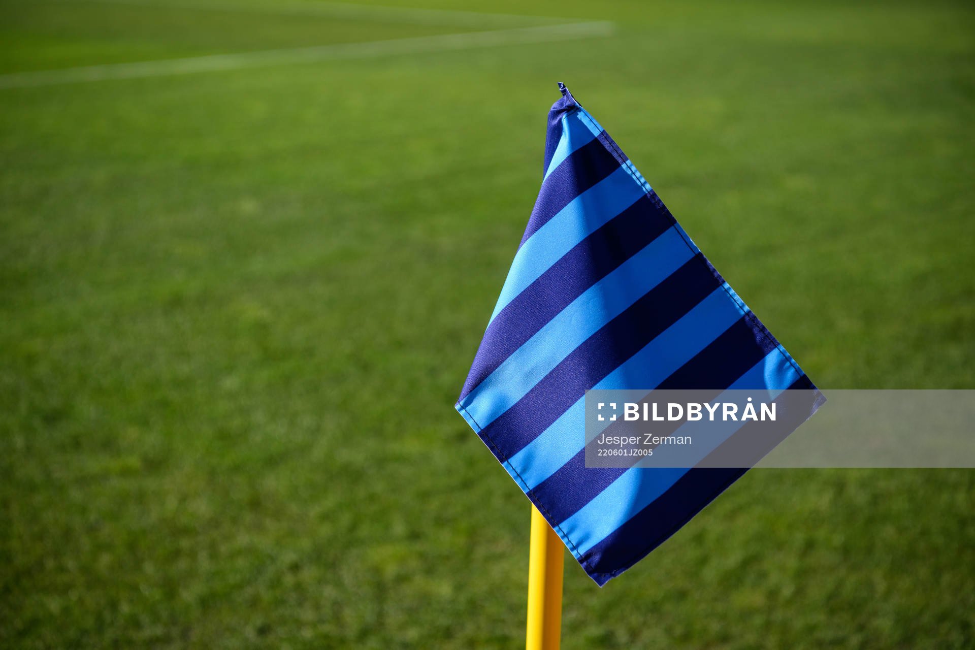 En hörnflagga med Djurgårdens färger på inför fotbollsmatchen i Damallsvenskan mellan Djurgården och Kalmar den 1 juni 2022 i Stockholm.