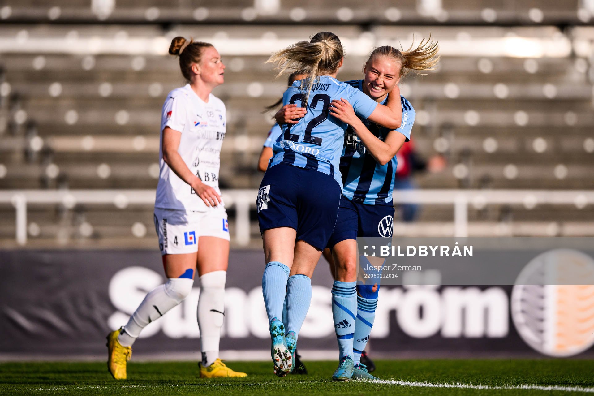 Djurgårdens Stinalisa Johansson jublar efter 1-0 under fotbollsmatchen i Damallsvenskan mellan Djurgården och Kalmar den 1 juni 2022 i Stockholm.