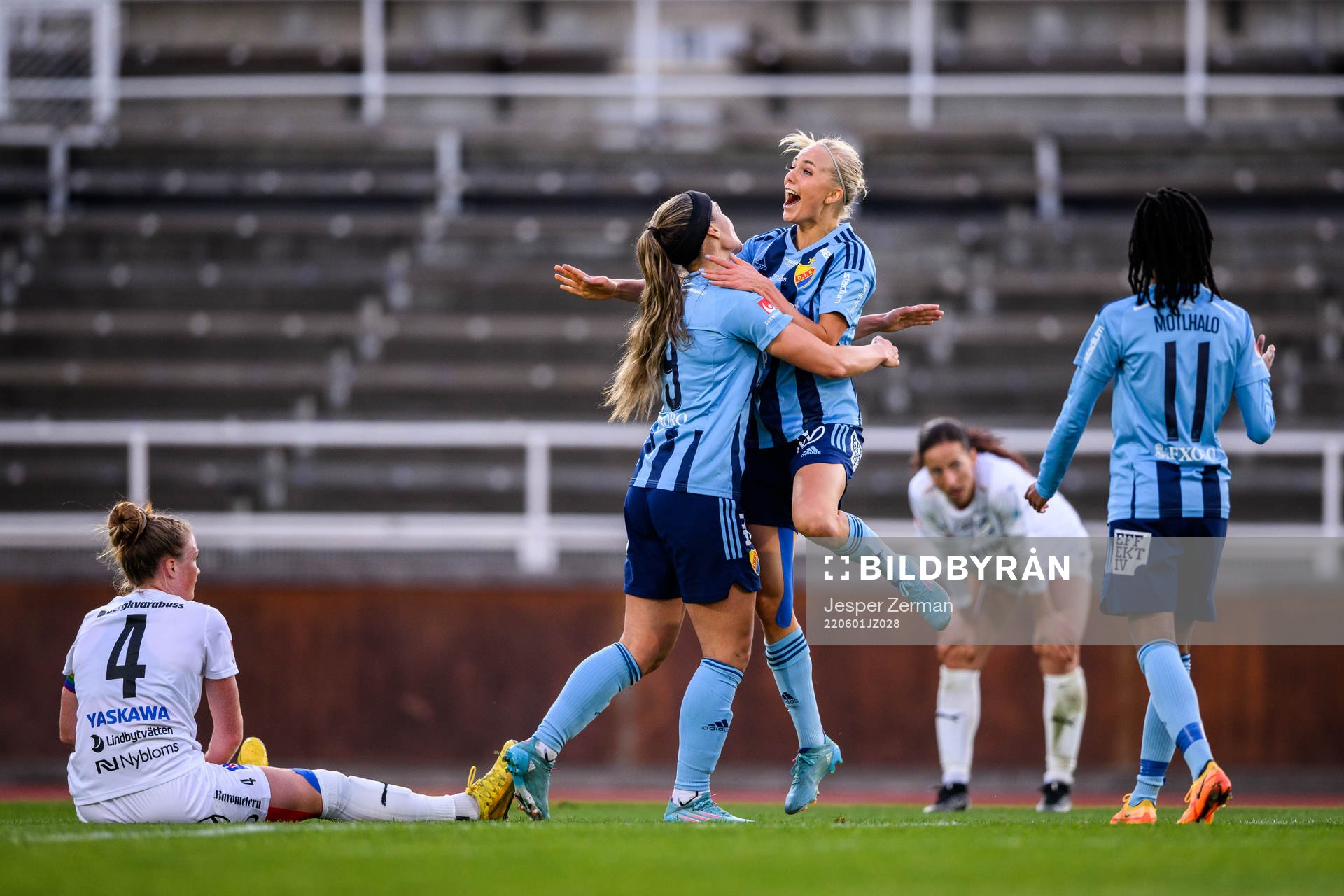 Djurgårdens Lova Lundin (tv) jublar tillsammans med Sara Lilja Vidlund (h) efter 4-0 under fotbollsmatchen i Damallsvenskan mellan Djurgården och Kalmar den 1 juni 2022 i Stockholm.