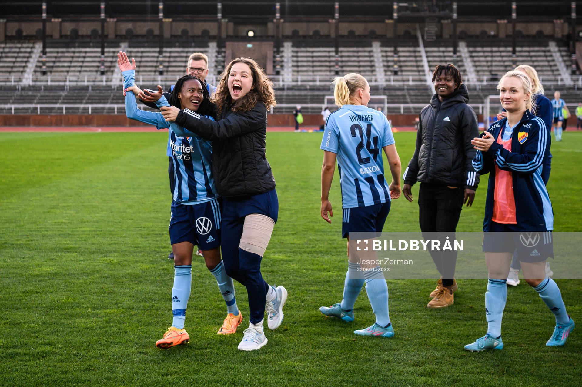 Djurgårdens Linda Maserame Motlhalo och Julia Walentowicz jublar efter fotbollsmatchen i Damallsvenskan mellan Djurgården och Kalmar den 1 juni 2022 i Stockholm.