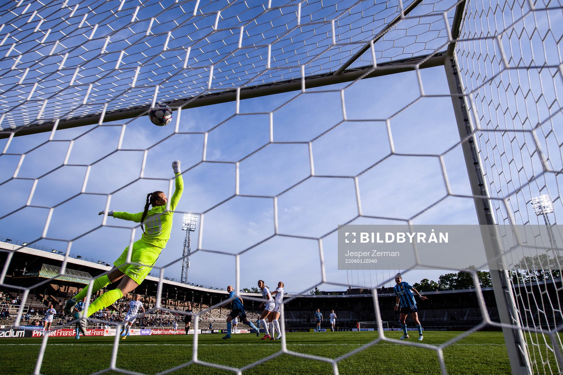 Kalmars målvakt Aubrei Corder släpper in 1-0 av Djurgårdens Stinalisa Johansson under fotbollsmatchen i Damallsvenskan mellan Djurgården och Kalmar den 1 juni 2022 i Stockholm.