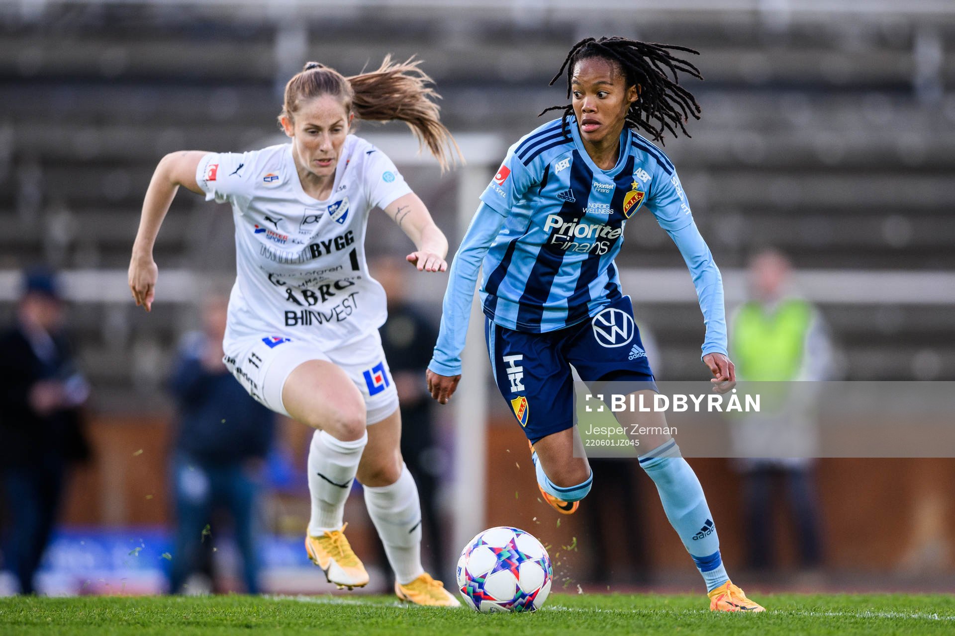 Kalmars Sofia Olsson och Djurgårdens Linda Maserame Motlhalo under fotbollsmatchen i Damallsvenskan mellan Djurgården och Kalmar den 1 juni 2022 i Stockholm.