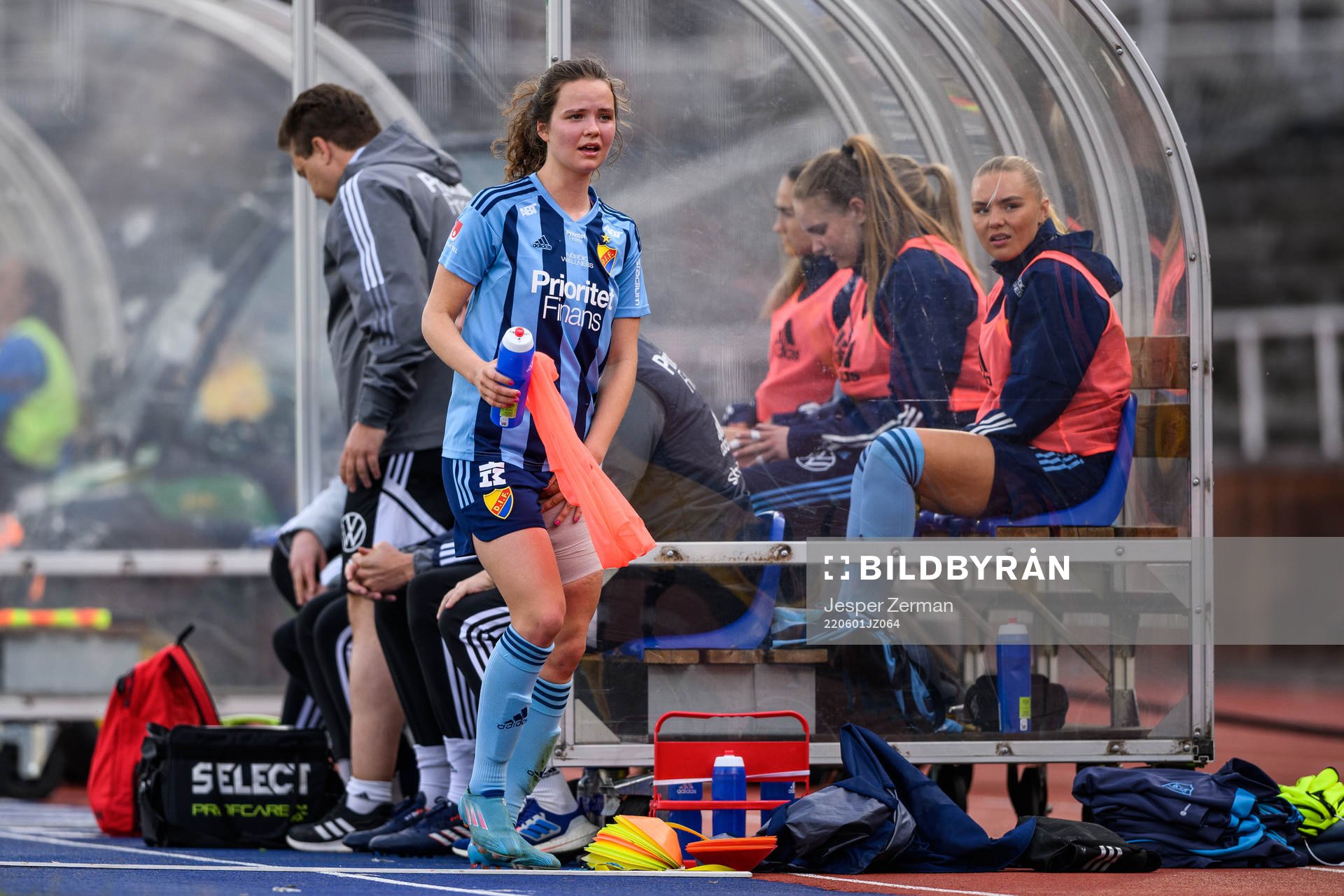 Djurgårdens Julia Walentowicz lämnar planen skadad