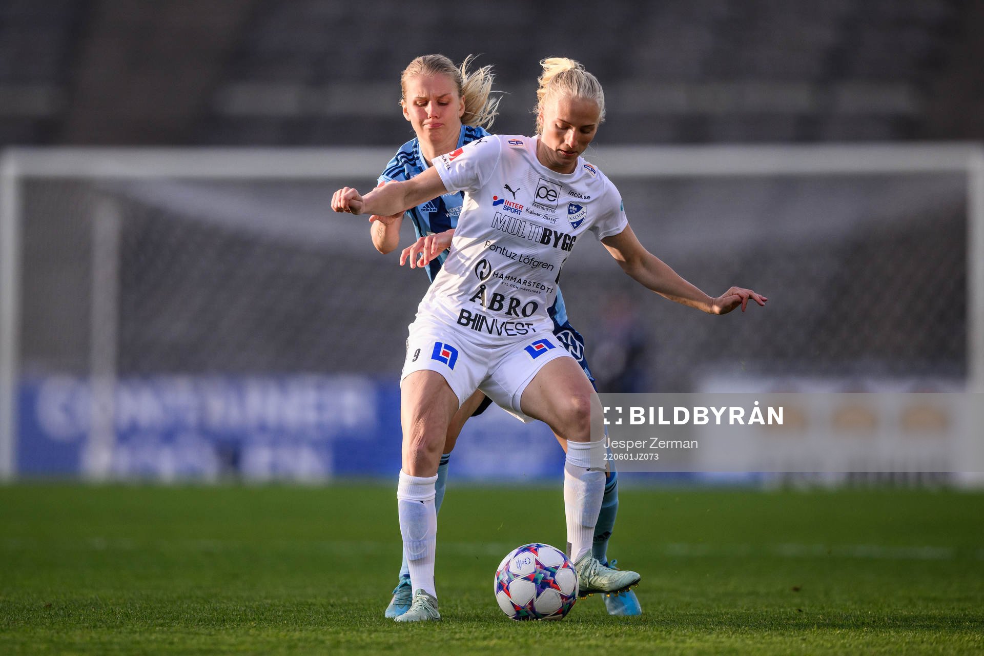 Djurgårdens Kamilla Lilhammer Karlsen och Kalmars Astrid Larsson under fotbollsmatchen i Damallsvenskan mellan Djurgården och Kalmar den 1 juni 2022 i Stockholm.